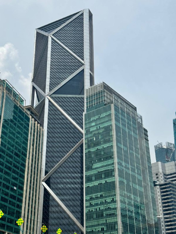 Осторожно, длиннопост, который не поместился в одно сообщение, простите за это.Над пхукетом все чаще опускаются тучи, ведь начинается сезон дождей, которыми так любят пугать туристов, хотя по факту дождь уходит так же быстро как и приходит, на моей памяти в этом году, самый продолжительный дождь шел 2 часа, но это большая редкость, хоть и чаще они стали появляться, но довольно на непродолжительное время. А для меня это наоборот радость, во первых по причине свежести, что опускается вместе с  дождем, хоть и ненадолго, во вторых я люблю его с детства, так уж получилось, что в детстве мы с братом и папой постоянно что-то делали по хозяйству на участке, то заливали бетон, то что-то строили, банально траву косили, в общем дела на каждый день находились, и если начинался дождь, то для меня это была как манна небесная и знаменование, что можно будет отдохнуть от работы))Что по текущей жизни? За время пока я не писал, я успел побывать в Куала Лумпуре, обновить туристическую визу на 3 месяца, поэтому до середины июля я легально могу пребывать тут, а вот насчет дальнейших планов я не решил, на уме пока два варианта, либо получать студенческую визу на год и учить английский или тайский, либо поехать на 3 месяца во вьетнам и пожить пока там. Смущает вписываться на год и не быть свободным в передвижениях, но в тоже время очередной переезд не радует, потому что только наладил весь быт, но это думаю решаемый вопрос.Поздравьте нас, мы наконец доделали первый проект, и iOS и Android приложения готовы к релизу, доделываем тексты для сторов, документы и отправляем на проверку.Осторожно, длиннопост, который не поместился в одно сообщение, простите за это.Над пхукетом все чаще опускаются тучи, ведь начинается сезон дождей, которыми так любят пугать туристов, хотя по факту дождь уходит так же быстро как и приходит, на моей памяти в этом году, самый продолжительный дождь шел 2 часа, но это большая редкость, хоть и чаще они стали появляться, но довольно на непродолжительное время. А для меня это наоборот радость, во первых по причине свежести, что опускается вместе с  дождем, хоть и ненадолго, во вторых я люблю его с детства, так уж получилось, что в детстве мы с братом и папой постоянно что-то делали по хозяйству на участке, то заливали бетон, то что-то строили, банально траву косили, в общем дела на каждый день находились, и если начинался дождь, то для меня это была как манна небесная и знаменование, что можно будет отдохнуть от работы))Что по текущей жизни? За время пока я не писал, я успел побывать в Куала Лумпуре, обновить туристическую визу на 3 месяца, поэтому до середины июля я легально могу пребывать тут, а вот насчет дальнейших планов я не решил, на уме пока два варианта, либо получать студенческую визу на год и учить английский или тайский, либо поехать на 3 месяца во вьетнам и пожить пока там. Смущает вписываться на год и не быть свободным в передвижениях, но в тоже время очередной переезд не радует, потому что только наладил весь быт, но это думаю решаемый вопрос.Поздравьте нас, мы наконец доделали первый проект, и iOS и Android приложения готовы к релизу, доделываем тексты для сторов, документы и отправляем на проверку.