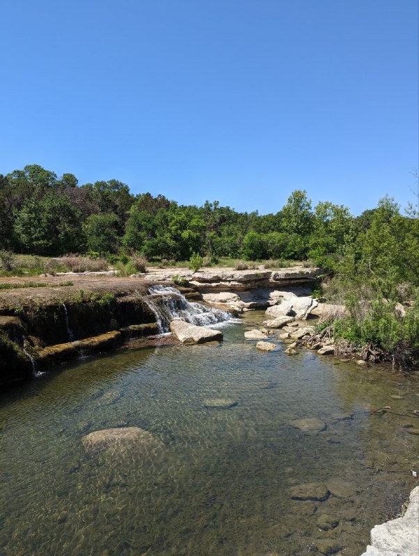 Первые впечатления от Техаса и Остина в частности, начали формироваться уже при подлёте к нему, столько зелени и лесов, по сравнению, с относительно пустынной, Калифорнией, напомнили мне Татарстан, такой же зелёный. Так что при приземлении словил сильное чувство ностальгии, потому что природа Калифорнии сильно отличается от привычной нам, жителям средней полосы России, а тут очень похожа.Сегодня сделали небольшой Трип на какую-то местную пешую тропу вдоль каменной речки, увидели черепаху и другие красоты. Погода очень приятная, как летним теплым российским днем.Пока так, первый отчёт готов.Первые впечатления от Техаса и Остина в частности, начали формироваться уже при подлёте к нему, столько зелени и лесов, по сравнению, с относительно пустынной, Калифорнией, напомнили мне Татарстан, такой же зелёный. Так что при приземлении словил сильное чувство ностальгии, потому что природа Калифорнии сильно отличается от привычной нам, жителям средней полосы России, а тут очень похожа.Сегодня сделали небольшой Трип на какую-то местную пешую тропу вдоль каменной речки, увидели черепаху и другие красоты. Погода очень приятная, как летним теплым российским днем.Пока так, первый отчёт готов.