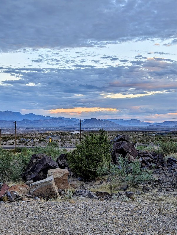 Сегодняшний день завершился стейками и кукурузой на гриле посреди пустыни, в национальном парке Big Bend, что в Техасе, практически на границе с Мексикой!Попытайтесь представить обстановку по моему описанию, так как темень кругом и камера не передаст в любом случае.32 градуса тепла, ты сидишь посреди пустыни, очень теплый воздух хоть как-то спасает тебя от духоты, небо затянуто облаками, через которые еле пробиваются лучи огромной луны, а тем временем на горизонте, освещая буквально на миг силуэты гор, сверкают молнии без грома, а ты утопаешь в своих мыслях...Сегодняшний день завершился стейками и кукурузой на гриле посреди пустыни, в национальном парке Big Bend, что в Техасе, практически на границе с Мексикой!Попытайтесь представить обстановку по моему описанию, так как темень кругом и камера не передаст в любом случае.32 градуса тепла, ты сидишь посреди пустыни, очень теплый воздух хоть как-то спасает тебя от духоты, небо затянуто облаками, через которые еле пробиваются лучи огромной луны, а тем временем на горизонте, освещая буквально на миг силуэты гор, сверкают молнии без грома, а ты утопаешь в своих мыслях...