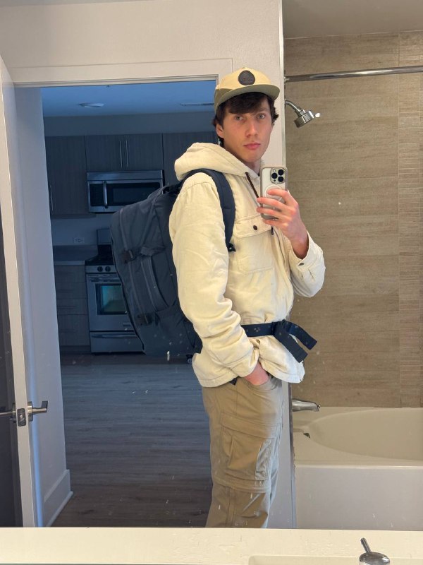 Вот и наступил день отлета из  США, чем меньше дней оставалось, тем более воодушевленным я становился от предстоящего трипа!Во первых потому что квартира стала пустой еще к концу прошлого года, довольно быстро все продалось, во вторых одолженный надувной матрас постоянно сдувал, перед сном подкачаешь, а к утру ощущаешь себя в гамаке, задница слегка касается пола)Поэтому такая пустая квартира лишь нагнетала уныние. Поэтому я ничего особо не делал по своим проектам, а лишь утопал в безделье и бесконтрольном потреблении медиа развлечений.Но благо сейчас я снова ощущаю легкость, после расхламления и укладывания всей своей жизни в один рюкзак и готовность к новым приключениям. Так что предвкушаю продолжение работы над своими штуками!В последний день раздал до конца все вещи, их было слишком много!!! Забил чемодан который улетит в Россию, с очень дорогими для меня вещами, но которые сейчас лежат мертвым грузом, а так же хорошая зимняя куртка и ботинки. Отправлю через сестру с которой удастся пересечься в Таиланде.В общем лечу по маршруту Los Angeles - Seoul - Bangkok, сплю там и затем на Пхукет.Первая часть пути займет около 21 часа, было больше но задержали чуть отлет, поэтому пересадка будет очень короткой.По традиции фото при смене рюкзака, последний раз менял в Грузии и вот опять, здоровый, под мой рост, туда все что нужно поместилось, к тому же с запасом.Так что такие новости, следующее включение из Таиланда)