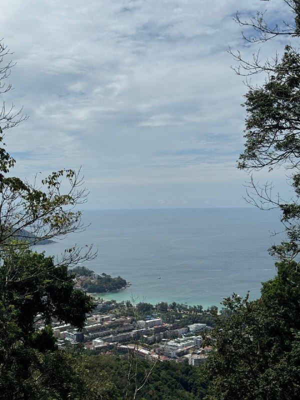 Доброе утро! Выдалась минутка подумать. Из-за того что сегодня нужно съезжать, а на долгосрок так и не нашел что снимать, нахожусь в активном поиске, поэтому ощущаю себя немного беззащитным, видимо так влияет базовая потребность человека в жилище. Это не проблема, просто ощущение, уверен все найдется, просто хочется найти что-то хорошее и по низкой цене.А так все предыдущие дни куда-то катался, что-то смотрел и ел. Удалось даже посетить местную забегаловку со звездой Мишлен, в Пхукет тауне, где поели на троих на 20 долларов, было много не удалось доесть.Привык к местному движению на дорогах. Останавливал гаишник, но так как у меня есть российские права с А категорией то отпустил и попросил в следующий раз приезжать с международными.Похайкали по тропам местным, конечно обустроены они совсем не как в штатах, но ходить можно.Есть опция питаться очень дешево. Из интересных отличий от штатов, минимаркеты 7/11 и фастфуд McDonald’s пришли сюда из США, но тут это приличные места, а в Штатах гадюшники. Особенно 7/11, тут это очень чистое место где всегда хорошо пахнет, а в штатах место обитания бездомных с грязью вокруг. Так же тут много чего продают в маленьких пачках по адекватным ценам, в штатах обычно все в больших пачках или по сетам. А по штучно дорого.Как-то так пока. Фоток делаю мало, так как обычно кругом много людей, а я не могу себе пока позволить делать фотографии без согласия.Доброе утро! Выдалась минутка подумать. Из-за того что сегодня нужно съезжать, а на долгосрок так и не нашел что снимать, нахожусь в активном поиске, поэтому ощущаю себя немного беззащитным, видимо так влияет базовая потребность человека в жилище. Это не проблема, просто ощущение, уверен все найдется, просто хочется найти что-то хорошее и по низкой цене.А так все предыдущие дни куда-то катался, что-то смотрел и ел. Удалось даже посетить местную забегаловку со звездой Мишлен, в Пхукет тауне, где поели на троих на 20 долларов, было много не удалось доесть.Привык к местному движению на дорогах. Останавливал гаишник, но так как у меня есть российские права с А категорией то отпустил и попросил в следующий раз приезжать с международными.Похайкали по тропам местным, конечно обустроены они совсем не как в штатах, но ходить можно.Есть опция питаться очень дешево. Из интересных отличий от штатов, минимаркеты 7/11 и фастфуд McDonald’s пришли сюда из США, но тут это приличные места, а в Штатах гадюшники. Особенно 7/11, тут это очень чистое место где всегда хорошо пахнет, а в штатах место обитания бездомных с грязью вокруг. Так же тут много чего продают в маленьких пачках по адекватным ценам, в штатах обычно все в больших пачках или по сетам. А по штучно дорого.Как-то так пока. Фоток делаю мало, так как обычно кругом много людей, а я не могу себе пока позволить делать фотографии без согласия.