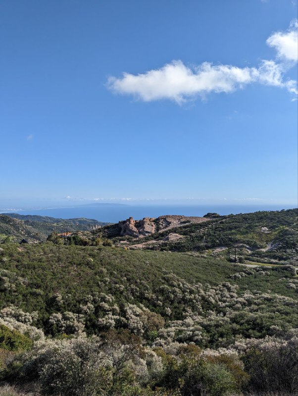 Всем доброе утро, а у меня вечер и это был клёвый день, покатушки, впечатления, хайкинг. Взяли одну тачку в аренду а ещё две друзей коллеги и поехали кататься, компания из 6 человек и только двое из нас говорили на русском, но было забавно.В длинном 3х минутном видео можете ощутить драйв покатушек по серпантинам на маленькой, но заряженной Мазде мх5, ощущается очень бодро.И в целом за весь день не покидает ощущение что это что-то знакомое, многие места, дороги постоянно напоминают тебе какие-то игры и фильм, вот оно влияние культуры.Пока как-то так, все это рядом с Лос Анджелесом, по итогу спустились в Малибу и там поели на закате Фиш&Чипс под пиво. Оказалось это место мелькало в первом Форсаже, в моменте когда пол уокер на своей оранжевой супре начал гонку, поэтому это очень популярное место сейчас.Пока так, до скорого!Всем доброе утро, а у меня вечер и это был клёвый день, покатушки, впечатления, хайкинг. Взяли одну тачку в аренду а ещё две друзей коллеги и поехали кататься, компания из 6 человек и только двое из нас говорили на русском, но было забавно.В длинном 3х минутном видео можете ощутить драйв покатушек по серпантинам на маленькой, но заряженной Мазде мх5, ощущается очень бодро.И в целом за весь день не покидает ощущение что это что-то знакомое, многие места, дороги постоянно напоминают тебе какие-то игры и фильм, вот оно влияние культуры.Пока как-то так, все это рядом с Лос Анджелесом, по итогу спустились в Малибу и там поели на закате Фиш&Чипс под пиво. Оказалось это место мелькало в первом Форсаже, в моменте когда пол уокер на своей оранжевой супре начал гонку, поэтому это очень популярное место сейчас.Пока так, до скорого!