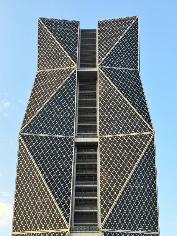 Доброе утро!Пишу вам письмо из Тайваня, снова. Улетел как и планировал первого января, долетел вечером второго, из-за передоза общения за месяц нахождения в России, по приезду не выходил из дома 5 дней, плохо спал и плохо ел. Но снова пришел в себя и успел прогуляться по вечернему Гаосюну, по моему самому любимому и современному району, вблизи порта, покатался на речной прогулочной лодочке, снова местная прописка пригодилась, заплатил 100 NTD (3$) вместо 150 NTD (4.5$), как резидент Гаосюна, так же поснимал чуть видов.Отчет по России: успел решить все документальные вопросы, получил второй загранник, международные права, перевел аттестат с дипломом, отчитался о получении ВНЖ иностранного гос-ва, спасибо Сереге за напоминание. Так же выполнил ряд медицинских задач, почти всех повидал кого хотел, в общем очень плодотворная поездка получилась.Кстати я не упомянул ранее о прохождении границы, а это было самое страшное чего я боялся, что будут кошмарить, а при въезде в Россию он лишь спросил 