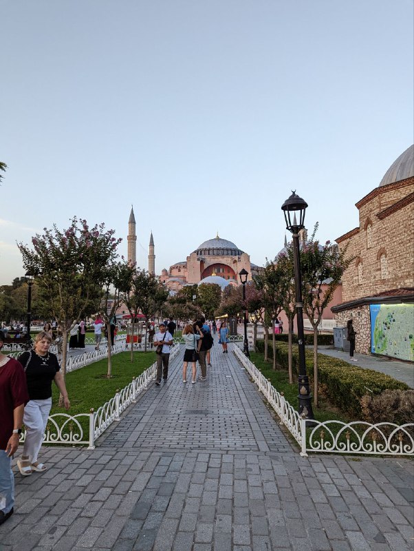 Маленький отчёт первого дня.Я решил добираться из аэропорта общественным транспортом, не то чтобы очень нужно было экономить, но подумал будет интересный опыт, к тому же у меня была на руках Istanbul Kart с балансом.Путь был долгий и с пересадками, но везде оплачивал одним проездным, очень удобно.1) На автобусе 1:202) На пароме мне кажется минут 30.Это самая клевая часть пути.3) И ещё столько же занял трамвай и остаток пути пешком до жилья, которое снял на аирбнб.К моменту когда доехал, я настолько устал, что уже хотел обратно в привычный не суетной Инеш или Батуми, которые стал привычным. Так же выкинуть весь лишний хлам, чтобы передвигаться только с одним рюкзаком, как в старые добрые, может к этому вернусь на днях.Я помылся, отдохнул и отпустило и пошел в город, гулять и есть.Маленький отчёт первого дня.Я решил добираться из аэропорта общественным транспортом, не то чтобы очень нужно было экономить, но подумал будет интересный опыт, к тому же у меня была на руках Istanbul Kart с балансом.Путь был долгий и с пересадками, но везде оплачивал одним проездным, очень удобно.1) На автобусе 1:202) На пароме мне кажется минут 30.Это самая клевая часть пути.3) И ещё столько же занял трамвай и остаток пути пешком до жилья, которое снял на аирбнб.К моменту когда доехал, я настолько устал, что уже хотел обратно в привычный не суетной Инеш или Батуми, которые стал привычным. Так же выкинуть весь лишний хлам, чтобы передвигаться только с одним рюкзаком, как в старые добрые, может к этому вернусь на днях.Я помылся, отдохнул и отпустило и пошел в город, гулять и есть.