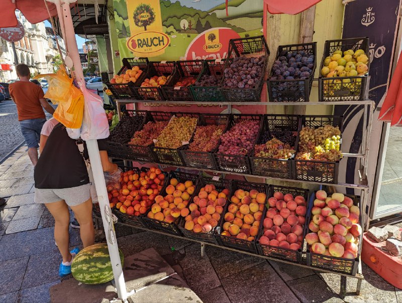 Всем привет, сегодня приятный нежаркий выходной в Батуми. Ходил по делам, погулял, немного пофоткал. В тени очень комфортно. Сильная жара спала после нескольких дней дождя.Нашел уютный ресторанчик, выглядит красиво, отзывы хорошие.Deliria