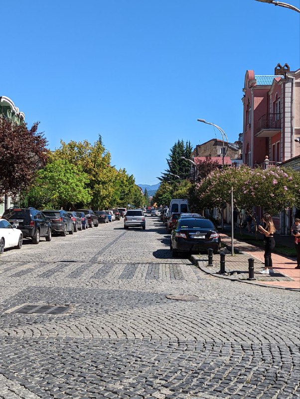 Всем привет, сегодня приятный нежаркий выходной в Батуми. Ходил по делам, погулял, немного пофоткал. В тени очень комфортно. Сильная жара спала после нескольких дней дождя.Нашел уютный ресторанчик, выглядит красиво, отзывы хорошие.Deliria