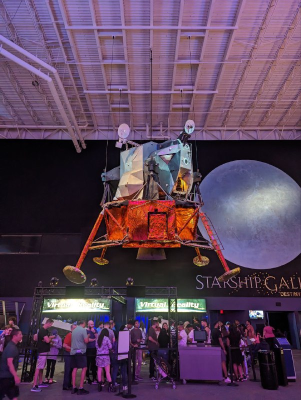 Как вы поняли из предыдущей фотки, мы в Хьюстоне, дорога из Остина до музея заняла 3 часа на авто.Сходили в Space center Houston, сделал чуть фоточек, хотя бы раз посетить стоит, послушали выступление реального астронавта о его пути и полете, с фотками, видео и вопросами в конце.Как вы поняли из предыдущей фотки, мы в Хьюстоне, дорога из Остина до музея заняла 3 часа на авто.Сходили в Space center Houston, сделал чуть фоточек, хотя бы раз посетить стоит, послушали выступление реального астронавта о его пути и полете, с фотками, видео и вопросами в конце.