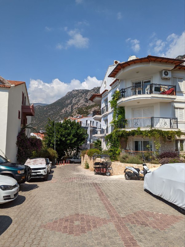 Добрался успешно а Каш, но автобус привез нас не в сам город, а на автобусную станцию чуть дальше. Оттуда на маршрутке (за 10 лир, примерно 0.5$) добрался до самого города и пешочком дошел до жилья, рухнул спать, проснулся час назад, умылся и пошел в первую очередь поесть, так как не ел больше суток.На улице жарко, в тени хорошо, на солнце нет.Пока фотки так, снятые пяткой и не в центральной части города, а где я поселился, но идти 10 минут. Пишу пост пока жду еду.Сегодня в планах снять скутер и поехать на пляж, красивенький с песком. Оттуда будут фотки.Добрался успешно а Каш, но автобус привез нас не в сам город, а на автобусную станцию чуть дальше. Оттуда на маршрутке (за 10 лир, примерно 0.5$) добрался до самого города и пешочком дошел до жилья, рухнул спать, проснулся час назад, умылся и пошел в первую очередь поесть, так как не ел больше суток.На улице жарко, в тени хорошо, на солнце нет.Пока фотки так, снятые пяткой и не в центральной части города, а где я поселился, но идти 10 минут. Пишу пост пока жду еду.Сегодня в планах снять скутер и поехать на пляж, красивенький с песком. Оттуда будут фотки.