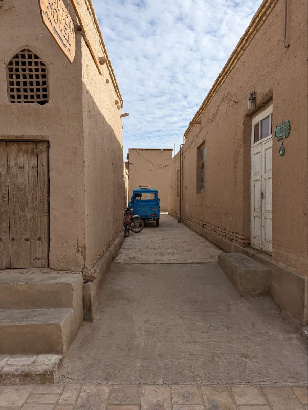 Мой Трип завершился и я в Ташкенте.Итог такой, все исторические места узбекистана в Самарканде, Бухаре и Хиве более менее одинаковые, поэтому скучно было их фотографировать, но есть небольшая подборка из Хивы. Можно посмотреть один раз,  мое мнение такое. Многие здания и стены построены просто из грязи, видно на фотках, ввиду отсутствия осадков почти круглый год, такой проход работает.Но по мере отъезда от столицы и направляясь в Ургенч, замечаешь как народ живёт все более более бедно. Но я познал там поистине широту человеческой души и гостеприимство местных, столько было застолий, за три дня сменили домов 6, и в каждом откармливали, как в последний путь, при том что живут ну очень бедно, в части домов даже туалет на улице.Мой Трип завершился и я в Ташкенте.Итог такой, все исторические места узбекистана в Самарканде, Бухаре и Хиве более менее одинаковые, поэтому скучно было их фотографировать, но есть небольшая подборка из Хивы. Можно посмотреть один раз,  мое мнение такое. Многие здания и стены построены просто из грязи, видно на фотках, ввиду отсутствия осадков почти круглый год, такой проход работает.Но по мере отъезда от столицы и направляясь в Ургенч, замечаешь как народ живёт все более более бедно. Но я познал там поистине широту человеческой души и гостеприимство местных, столько было застолий, за три дня сменили домов 6, и в каждом откармливали, как в последний путь, при том что живут ну очень бедно, в части домов даже туалет на улице.