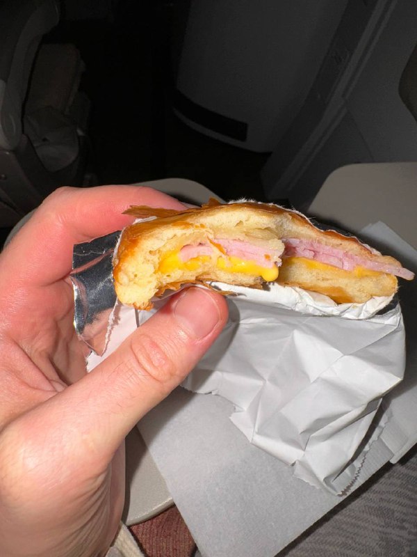 Прямое включение из королевства Таиланд, пока свежи впечатления нужно их зафиксировать.Дорогу перенес легко, кажется привыкаю к долгим перелетам. Так же мне очень повезло, во время долгого первого перелета я сидел один на 2 ряда и предо мной не было кресла, взял место у аварийного выхода.Одна интересная особенность корейских авиалиний, стюардессы перед тем как показывать инструктаж безопасности, проходят через весь салон и здороваются с пассажирами, кивая и приговаривая что-то на корейском много раз, пока идут.Почти все время второго полета я провела во сне, хорошо очень поспал, по ЛА времени как раз. У меня так же был сосед, милый дедушка, который учил как есть местную корейскую еду, я ее забыл сфоткать, так как был сонный. Но там рис, овощи, мясо, все нужно было самому смешать с кунжутным маслом и пастой из перцев, он сказал клади половину, не рискуй парниша. Так же с этим обедом шел бульончик и рисовый пирожок какой-то.Чемодан развалился.Отель рядом с аэропортом прилета, 20$, дорога на их шатле до него 3$.Проезжая по улицам Бангкока, я заметил ряды с уличной едой и на меня нахлынули приятные ностальгические воспоминания с прошлых поездок в Таиланд)Выходя из аэропорта меня накрыл местный влажный воздух со своим специфическим тропическим запахом и теплом, несмотря на то что уже ночь.Пока так!Прямое включение из королевства Таиланд, пока свежи впечатления нужно их зафиксировать.Дорогу перенес легко, кажется привыкаю к долгим перелетам. Так же мне очень повезло, во время долгого первого перелета я сидел один на 2 ряда и предо мной не было кресла, взял место у аварийного выхода.Одна интересная особенность корейских авиалиний, стюардессы перед тем как показывать инструктаж безопасности, проходят через весь салон и здороваются с пассажирами, кивая и приговаривая что-то на корейском много раз, пока идут.Почти все время второго полета я провела во сне, хорошо очень поспал, по ЛА времени как раз. У меня так же был сосед, милый дедушка, который учил как есть местную корейскую еду, я ее забыл сфоткать, так как был сонный. Но там рис, овощи, мясо, все нужно было самому смешать с кунжутным маслом и пастой из перцев, он сказал клади половину, не рискуй парниша. Так же с этим обедом шел бульончик и рисовый пирожок какой-то.Чемодан развалился.Отель рядом с аэропортом прилета, 20$, дорога на их шатле до него 3$.Проезжая по улицам Бангкока, я заметил ряды с уличной едой и на меня нахлынули приятные ностальгические воспоминания с прошлых поездок в Таиланд)Выходя из аэропорта меня накрыл местный влажный воздух со своим специфическим тропическим запахом и теплом, несмотря на то что уже ночь.Пока так!