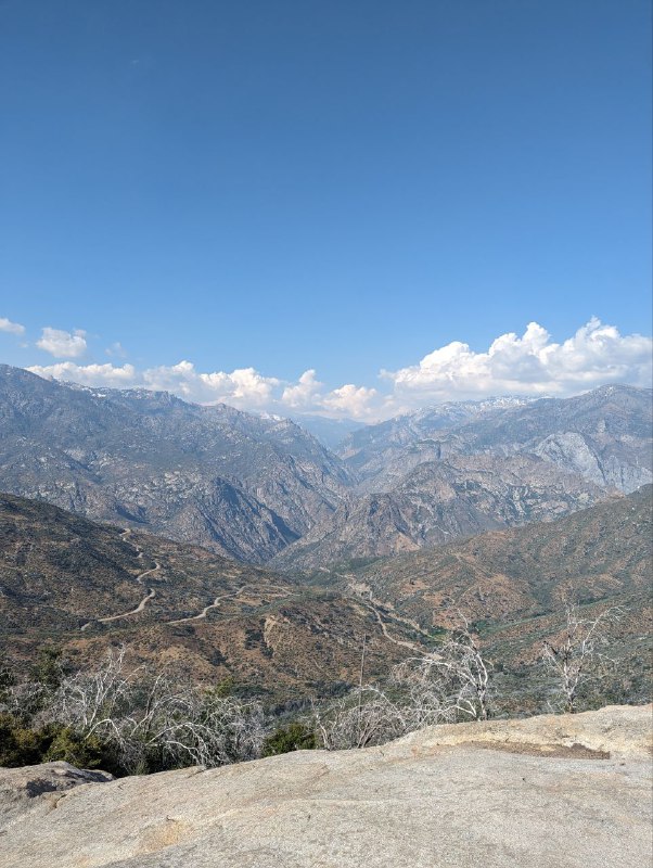 Я вернулся в цивилизацию, в общем в пятницу вечером взяв машину мы ехали 5 часов до места ночёвки, кемп лагерь, где мы поставили палатки и провели ночь, с утра сделали завтрак на газовой горелке, неспеша, устроили русское барбекю, обжаривая тонкие куски мяса на жире от бекона, прожаренного предварительно, исключительно с целью получить жир для жарки)Вообще это было не лучшее место для кемпа в плане видов, так как мы опомнились только за пару часов до выезда и начали искать место куда конкретно едем, и оказалось что все крутые места забиты, а тут куча своих нюансов, где можно ставить палатки где нет и ТД, так что поездка была тестовая понять нюансы, в следующий раз будем грамотнее проходить.Несмотря на такую неподготовленность это абсолютно не помешало нам поездить по паркам, увидеть древние огромные секвойи, посмотрите просто на масштаб, приблизьте восьмую фотку с парковки, там есть люди и они такие мелкие, так же поплавали в озере.Лимит текста заканчивается. Будет ещё пост с видео и больше эмоций!Я вернулся в цивилизацию, в общем в пятницу вечером взяв машину мы ехали 5 часов до места ночёвки, кемп лагерь, где мы поставили палатки и провели ночь, с утра сделали завтрак на газовой горелке, неспеша, устроили русское барбекю, обжаривая тонкие куски мяса на жире от бекона, прожаренного предварительно, исключительно с целью получить жир для жарки)Вообще это было не лучшее место для кемпа в плане видов, так как мы опомнились только за пару часов до выезда и начали искать место куда конкретно едем, и оказалось что все крутые места забиты, а тут куча своих нюансов, где можно ставить палатки где нет и ТД, так что поездка была тестовая понять нюансы, в следующий раз будем грамотнее проходить.Несмотря на такую неподготовленность это абсолютно не помешало нам поездить по паркам, увидеть древние огромные секвойи, посмотрите просто на масштаб, приблизьте восьмую фотку с парковки, там есть люди и они такие мелкие, так же поплавали в озере.Лимит текста заканчивается. Будет ещё пост с видео и больше эмоций!