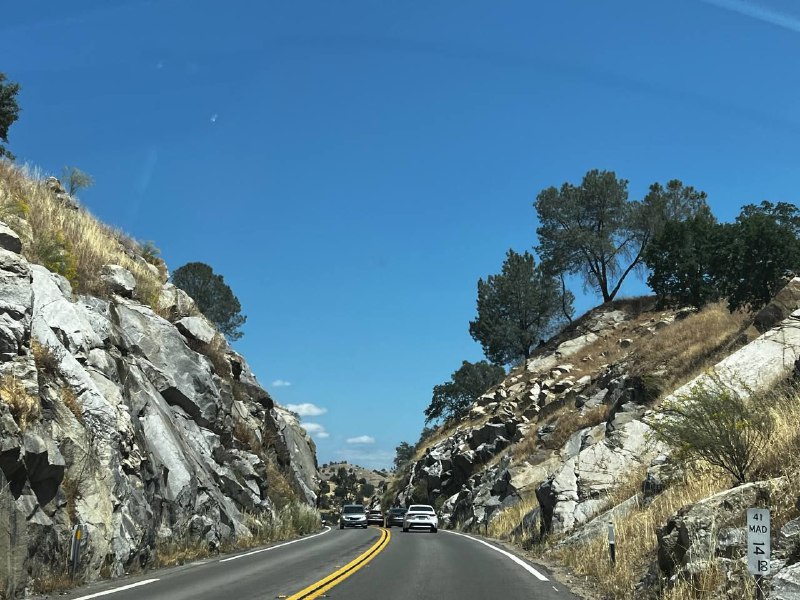 На следующий день мы поехали к красотам, виды так часто менялись, что не успевали фотографировать. Под вечер добрались к озеру Tahoe, сделали кофе на природе, используя ручную кофемолку, аэропресс и газовую горелку, а после заката уже направились к новому ночлегу, это был мини дом, было забавно)На следующий день мы поехали к красотам, виды так часто менялись, что не успевали фотографировать. Под вечер добрались к озеру Tahoe, сделали кофе на природе, используя ручную кофемолку, аэропресс и газовую горелку, а после заката уже направились к новому ночлегу, это был мини дом, было забавно)