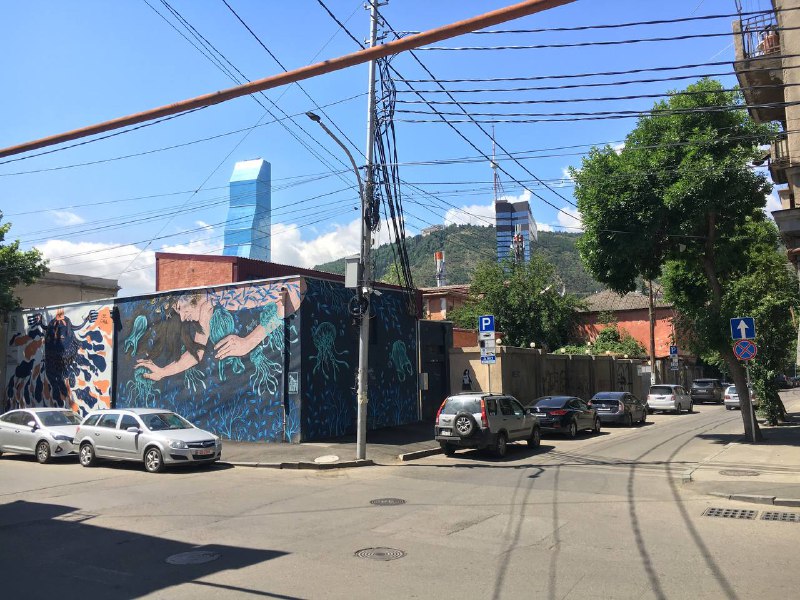 На улице жара, но чуть прогулялся, сходил в столовку, которую недавно открыл. Там выбираешь готовые блюда как в доброй столовой или Балканке. Такая тарелка вышла на 10 лари, 3.5$, 200 рублей. На выходных думаю норм погулять и пофоткать что-нибудь интересное.На улице жара, но чуть прогулялся, сходил в столовку, которую недавно открыл. Там выбираешь готовые блюда как в доброй столовой или Балканке. Такая тарелка вышла на 10 лари, 3.5$, 200 рублей. На выходных думаю норм погулять и пофоткать что-нибудь интересное.