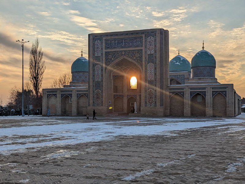 Всем привет!Из необычного, чего я тут точно не ожидал, неделю назад тут выпал снег и он до сих пор не растаял, температура держится ниже нуля стабильно. С одной стороны холодно, хотя все уверяли что тут снег тает в день выпадения, но с другой очень приятно, потому что снег создает уютную обстановку на улице, а так же ностальгию по дому, ибо Я снега не видел очень давно. Знаю что в Казани сейчас очень снежно и красиво.Планы не поменялись, жду 20 декабря и улетаю. Так же жду посылку с документами для посольства, отправили FedEx'ом, надеюсь не потеряется как в фильме 