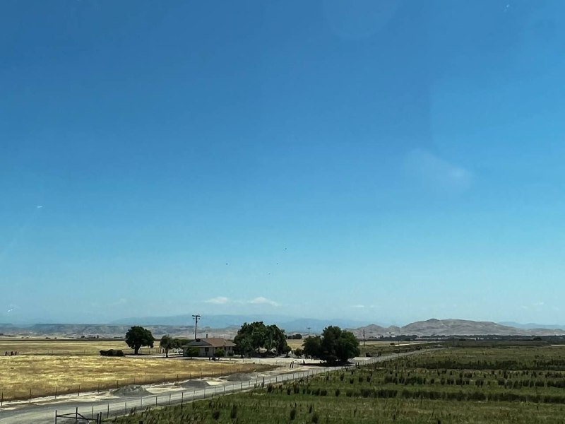 На следующий день мы поехали к красотам, виды так часто менялись, что не успевали фотографировать. Под вечер добрались к озеру Tahoe, сделали кофе на природе, используя ручную кофемолку, аэропресс и газовую горелку, а после заката уже направились к новому ночлегу, это был мини дом, было забавно)На следующий день мы поехали к красотам, виды так часто менялись, что не успевали фотографировать. Под вечер добрались к озеру Tahoe, сделали кофе на природе, используя ручную кофемолку, аэропресс и газовую горелку, а после заката уже направились к новому ночлегу, это был мини дом, было забавно)