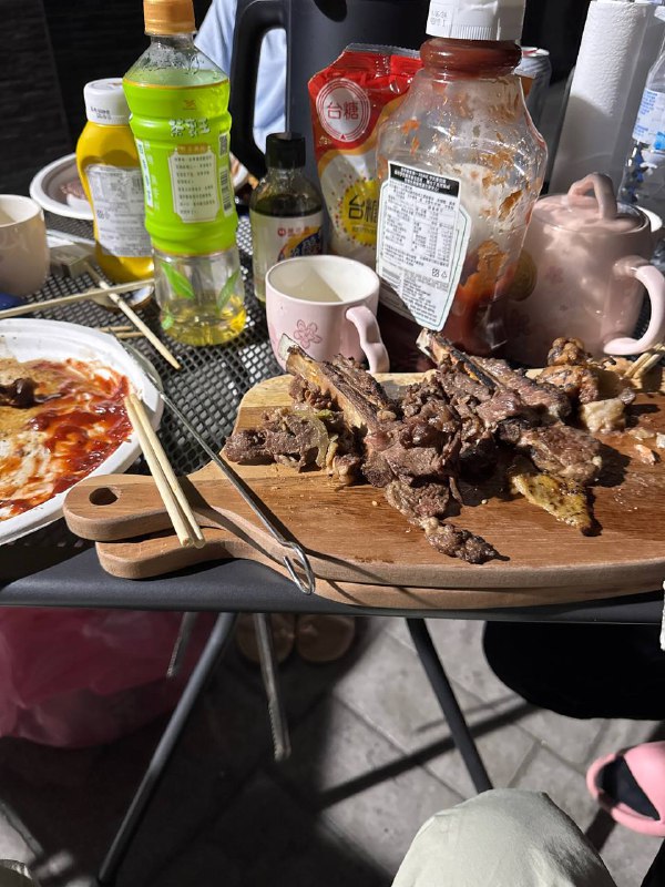 Всем привет, небольшой отчет об активной социализации!Когда я только прилетел на Тайвань и был в Тайбэе, в местном ру чате собрались с ребятами погулять, четверо по итогу нас было, до отъезда в Гаосюн гуляли как раз этой компанией +-. После были неудачные попытки собраться на шашлыки к одному участнику новоиспеченной группы, у нее муж местный и они живут в доме.И вот спустя несколько месяцев пришлось взять инициативу и запушить всех, чтобы наконец собрались, и это удалось, вчера к обеду на скоростном поезде поехал пару станций на север, в город Цзяи, туда же двое ребят из Тайбэя подъехали примерно к одному времени, откуда нас забрала Надя, с мужем Исяном на авто. Ну что, по итогу пожарили мясо, выпили, поболтали, соседи местные с детьми приходили к столу, компания вышла большая. Отдельное удовольствие наблюдать за детьми которых родители заставляют говорить на Английском))Тайбэйские ребята уехали вечером того же дня, а я решил остаться с ночовкой, потому что хотели погулять еще в городе на следующий день.У Исяна на Гусиной ферме произошло ЧП, поэтому не смог он к нам присоединиться, и нам пришлось ехать автобусами, пешком и тд, в общем погуляли, поели, устали и уже оттуда я поехал на станцию скоростного поезда, а Надя в свою деревню. В целом было весело и Исян забавный мужик, сам учит Русский, хоть и на ломанном но все же говорит, он в общем как вы могли догадаться, потомственный Гусевод, у него крупные гусиные фермы. А еще у них клевая ящерка по имени Люся)Фото мало, и шашлык грустный на фото, уже под конец решил щелкнуть, простите)Всем привет, небольшой отчет об активной социализации!Когда я только прилетел на Тайвань и был в Тайбэе, в местном ру чате собрались с ребятами погулять, четверо по итогу нас было, до отъезда в Гаосюн гуляли как раз этой компанией +-. После были неудачные попытки собраться на шашлыки к одному участнику новоиспеченной группы, у нее муж местный и они живут в доме.И вот спустя несколько месяцев пришлось взять инициативу и запушить всех, чтобы наконец собрались, и это удалось, вчера к обеду на скоростном поезде поехал пару станций на север, в город Цзяи, туда же двое ребят из Тайбэя подъехали примерно к одному времени, откуда нас забрала Надя, с мужем Исяном на авто. Ну что, по итогу пожарили мясо, выпили, поболтали, соседи местные с детьми приходили к столу, компания вышла большая. Отдельное удовольствие наблюдать за детьми которых родители заставляют говорить на Английском))Тайбэйские ребята уехали вечером того же дня, а я решил остаться с ночовкой, потому что хотели погулять еще в городе на следующий день.У Исяна на Гусиной ферме произошло ЧП, поэтому не смог он к нам присоединиться, и нам пришлось ехать автобусами, пешком и тд, в общем погуляли, поели, устали и уже оттуда я поехал на станцию скоростного поезда, а Надя в свою деревню. В целом было весело и Исян забавный мужик, сам учит Русский, хоть и на ломанном но все же говорит, он в общем как вы могли догадаться, потомственный Гусевод, у него крупные гусиные фермы. А еще у них клевая ящерка по имени Люся)Фото мало, и шашлык грустный на фото, уже под конец решил щелкнуть, простите)