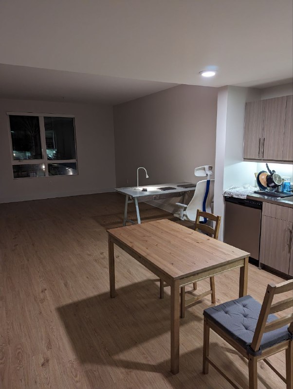 Всем привет, у меня значит следующие новости:Купил базовую мебель, спустя неделю могу есть сидя за столом, что не может не радовать, так же рабочее место организовал, снова становится удобно. Стульев всего 4, просто они в разных комнатах. Было все заказано в Икее, чтобы проще.Ну и кровать и матрас были приобретены в первую очередь на Амазоне.Ну и внимательный читатель заметил стратегический запас гречки, в обычном магазине не нашел, заказал с амазона, упаковку из 9 пакетов по 800гр, стоили в итоге по 5$ за пакет. По обратному адресу увидел что отправили из Нью Йорке, наверняка с Брайтона)А в остальном все нормально, работаю, осваиваюсь, постоянно думаю о планах и какие дальше ставить цели, иначе как-то все становится бессмысленным.Сегодня вечером ходил на стейки к коллеге англоязычному, он переехал сюда на пару месяцев, очень я был удивлен что я был в состоянии начинать диалог, поддерживать, отвечать, неграмотно конечно, сам факт отсутствия барьера очень радует, английский по прежнему в приоритете!Всем привет, у меня значит следующие новости:Купил базовую мебель, спустя неделю могу есть сидя за столом, что не может не радовать, так же рабочее место организовал, снова становится удобно. Стульев всего 4, просто они в разных комнатах. Было все заказано в Икее, чтобы проще.Ну и кровать и матрас были приобретены в первую очередь на Амазоне.Ну и внимательный читатель заметил стратегический запас гречки, в обычном магазине не нашел, заказал с амазона, упаковку из 9 пакетов по 800гр, стоили в итоге по 5$ за пакет. По обратному адресу увидел что отправили из Нью Йорке, наверняка с Брайтона)А в остальном все нормально, работаю, осваиваюсь, постоянно думаю о планах и какие дальше ставить цели, иначе как-то все становится бессмысленным.Сегодня вечером ходил на стейки к коллеге англоязычному, он переехал сюда на пару месяцев, очень я был удивлен что я был в состоянии начинать диалог, поддерживать, отвечать, неграмотно конечно, сам факт отсутствия барьера очень радует, английский по прежнему в приоритете!