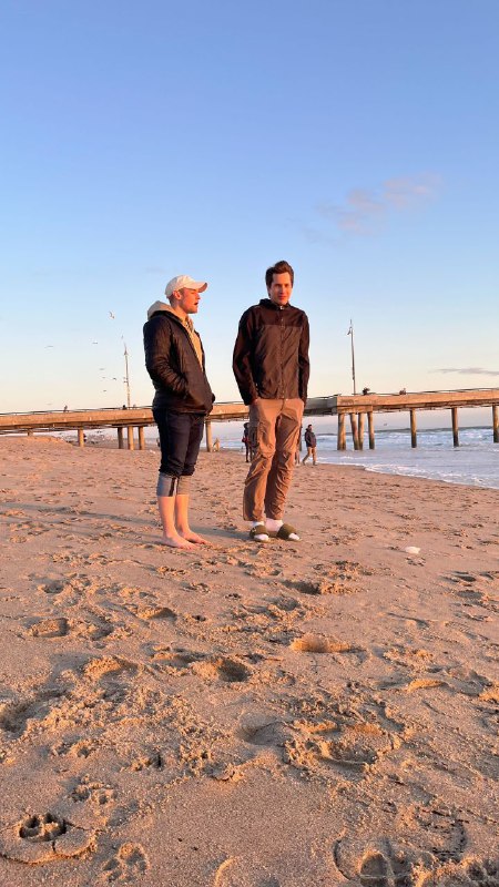 Всем привет, я жив, держу в курсе, как-то загружен пока, поэтому редко выхожу на связь.Из интересного, вчера столкнулся с засором трубы, не стоило конечно такое количество листов капусты засовывать в измельчитель отходов в раковине, но ничего, сходил купил ёршик 5 метровый, разобрал трубы, пробил слив, прочистил, собрал обратно и затянул как следует, для этого купил ключ. Все вышло в 20 баксов, и магазин был рядом, так что все сложилось хорошо и своевременно. Боюсь представить сколько стоил бы вызов сантехника и скокло времени потратил бы.А так, пришел к идеальному режиму, ложусь спать часов в 10, встаю в 7 утра всегда, даже в выходные, готовлю, ем строго 3 раза +- в одно и то же время, нет никаких перепадов настроения при таком режиме, от слова совсем, и продуктивность на высоте.Как-то так, всем пис, скоро будут новости.Всем привет, я жив, держу в курсе, как-то загружен пока, поэтому редко выхожу на связь.Из интересного, вчера столкнулся с засором трубы, не стоило конечно такое количество листов капусты засовывать в измельчитель отходов в раковине, но ничего, сходил купил ёршик 5 метровый, разобрал трубы, пробил слив, прочистил, собрал обратно и затянул как следует, для этого купил ключ. Все вышло в 20 баксов, и магазин был рядом, так что все сложилось хорошо и своевременно. Боюсь представить сколько стоил бы вызов сантехника и скокло времени потратил бы.А так, пришел к идеальному режиму, ложусь спать часов в 10, встаю в 7 утра всегда, даже в выходные, готовлю, ем строго 3 раза +- в одно и то же время, нет никаких перепадов настроения при таком режиме, от слова совсем, и продуктивность на высоте.Как-то так, всем пис, скоро будут новости.