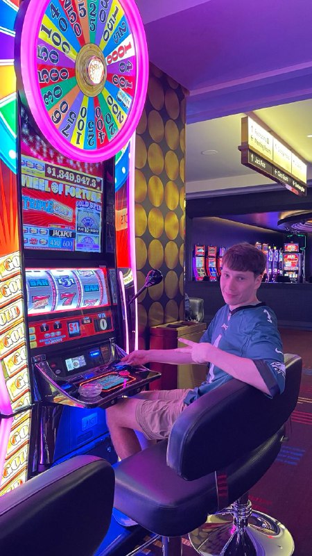 Ближе к полуночи, мы добрались до Лас Вегаса, в пути было ощущние тотальноой усталости и нежелания гулять, но после заселения в отель и принятия душа, я был полон сил и готов к приключениям!Нам повезло с отелем, во первых нам дали номер классом выше, чем мы забукали, он оказался на 52 этаже, посмотрите видео, а во вторых, сам отель огромный, и на его территоии есть казино, различные места где поесть, а так же бары, так что можно было вообще из него не выходить, но мы были обязаны, тем более он находился в центре рядом с прогулочными улицами.Так что мы прогулялись по паре соседних улиц, увидев различный контингент, музыки, аромат травы, алокоголя и морального разложения, думаю если много пить и принимать что-то, то местечко зайдет, но я еще раз туда не очень хочу.После прогулки вернулись в отель, посидели в баре, выпили по паре бутылок пива и пошли поиграть в казино(по сути на этом же этаже), я был готов морально потерять не больше 30 баксов, так что взял всю наличку и пошел в разгул.На первые 5 баксов мне автомат дал 15 и я их снял и пошел в другой, там мне автомат дал 121 доллар, я снял и решил пойти кутить дальше, ведь легко пришли, пусть легко и уйдут, подумал я, так и было, в итоге потратил эти выигранные деньги и оставшиеся 25 долларов налички, в целом на расслабоне, без сожалений, попробовал что такое и пошли спать до утра.Говоря что автомат дал деньги, я имею ввиду тикет с балансом, который потом можешь обналичиывать или использовать как деньги внутри Отеля/Казино, но у меня как поняли до этого не дошло.Утром заехали на дамбу Гувера, считается одним из инжереных чудес света, но может и нет)) Она наверняка тоже есть в какой-то из ГТА.Из интересного, мы выехали изначально из штата Калифорния, посетили Гранд Каньон в штате Аризона, так же заехали в Лас Вегас в штате Невада и вернулись в ЛА, на все у нас ушло 3 дня и 2 ночи, до сих пор приятно удивляет дорожные возможности в США, но городской общественный транспорт это конечно грустно, но про это потом.Ближе к полуночи, мы добрались до Лас Вегаса, в пути было ощущние тотальноой усталости и нежелания гулять, но после заселения в отель и принятия душа, я был полон сил и готов к приключениям!Нам повезло с отелем, во первых нам дали номер классом выше, чем мы забукали, он оказался на 52 этаже, посмотрите видео, а во вторых, сам отель огромный, и на его территоии есть казино, различные места где поесть, а так же бары, так что можно было вообще из него не выходить, но мы были обязаны, тем более он находился в центре рядом с прогулочными улицами.Так что мы прогулялись по паре соседних улиц, увидев различный контингент, музыки, аромат травы, алокоголя и морального разложения, думаю если много пить и принимать что-то, то местечко зайдет, но я еще раз туда не очень хочу.После прогулки вернулись в отель, посидели в баре, выпили по паре бутылок пива и пошли поиграть в казино(по сути на этом же этаже), я был готов морально потерять не больше 30 баксов, так что взял всю наличку и пошел в разгул.На первые 5 баксов мне автомат дал 15 и я их снял и пошел в другой, там мне автомат дал 121 доллар, я снял и решил пойти кутить дальше, ведь легко пришли, пусть легко и уйдут, подумал я, так и было, в итоге потратил эти выигранные деньги и оставшиеся 25 долларов налички, в целом на расслабоне, без сожалений, попробовал что такое и пошли спать до утра.Говоря что автомат дал деньги, я имею ввиду тикет с балансом, который потом можешь обналичиывать или использовать как деньги внутри Отеля/Казино, но у меня как поняли до этого не дошло.Утром заехали на дамбу Гувера, считается одним из инжереных чудес света, но может и нет)) Она наверняка тоже есть в какой-то из ГТА.Из интересного, мы выехали изначально из штата Калифорния, посетили Гранд Каньон в штате Аризона, так же заехали в Лас Вегас в штате Невада и вернулись в ЛА, на все у нас ушло 3 дня и 2 ночи, до сих пор приятно удивляет дорожные возможности в США, но городской общественный транспорт это конечно грустно, но про это потом.