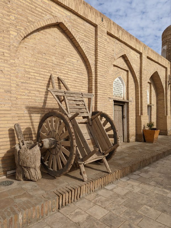 Мой Трип завершился и я в Ташкенте.Итог такой, все исторические места узбекистана в Самарканде, Бухаре и Хиве более менее одинаковые, поэтому скучно было их фотографировать, но есть небольшая подборка из Хивы. Можно посмотреть один раз,  мое мнение такое. Многие здания и стены построены просто из грязи, видно на фотках, ввиду отсутствия осадков почти круглый год, такой проход работает.Но по мере отъезда от столицы и направляясь в Ургенч, замечаешь как народ живёт все более более бедно. Но я познал там поистине широту человеческой души и гостеприимство местных, столько было застолий, за три дня сменили домов 6, и в каждом откармливали, как в последний путь, при том что живут ну очень бедно, в части домов даже туалет на улице.Мой Трип завершился и я в Ташкенте.Итог такой, все исторические места узбекистана в Самарканде, Бухаре и Хиве более менее одинаковые, поэтому скучно было их фотографировать, но есть небольшая подборка из Хивы. Можно посмотреть один раз,  мое мнение такое. Многие здания и стены построены просто из грязи, видно на фотках, ввиду отсутствия осадков почти круглый год, такой проход работает.Но по мере отъезда от столицы и направляясь в Ургенч, замечаешь как народ живёт все более более бедно. Но я познал там поистине широту человеческой души и гостеприимство местных, столько было застолий, за три дня сменили домов 6, и в каждом откармливали, как в последний путь, при том что живут ну очень бедно, в части домов даже туалет на улице.