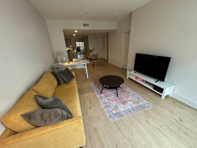 Всем доброго дня, будучи на Гаваях у меня что-то совсем не было настроения, поэтому мало выходил на связь, еще и проклятый дождь лил большее количество дней, а новости следующие!Я вернулся в ЛА, активно готовлюсь к отъезду из США, все же проведу год в дешевой стране и попробую в свои проекты, будет непросто, придется научиться жить подругому, когда привык к работе в найме, где все более предсказуемо и надежно, немного страшно, но все же давно хотел этого, так что это шанс понять себя, свои возможности и желания.Билет куплен на 18 января, ЛА - Сеул - Бангкок, самый коротки и дешевый маршрут (22ч).Сейчас в процессе активной продажи всего нажитого тут, оказался очень интересный опыт, разводилы, люди просто спросить и те кто сливаются, но в целом потихоньку вещи уходят, ковер ушел первым, это было для меня сюрпризом. Я обязан все распродать или раздать, иначе с меня возьмут деньги что я не вернул квартиру в исходном состоянии, то есть пустую. Я пока бесплатно ничего не отдавал, но если будут поджиать сроки, буду понижать цену, либо вовсе бесплатно отдавать. А так я пользуюсь Facebook Marketplace площадкой, в целом удобно.Я вроде не скидывал румтур когда обставил  квартиру, поэтому прикреплю сюда фотки которые готовил для объявлений о продаже. Монитор только не застали, отнес уже в офис, ибо был казенный.Я устал кататься, поэтому в Нью Йорк скорее всего не поеду уже, буду наблюдать за желанием, оставшиеся дни.Всем доброго дня, будучи на Гаваях у меня что-то совсем не было настроения, поэтому мало выходил на связь, еще и проклятый дождь лил большее количество дней, а новости следующие!Я вернулся в ЛА, активно готовлюсь к отъезду из США, все же проведу год в дешевой стране и попробую в свои проекты, будет непросто, придется научиться жить подругому, когда привык к работе в найме, где все более предсказуемо и надежно, немного страшно, но все же давно хотел этого, так что это шанс понять себя, свои возможности и желания.Билет куплен на 18 января, ЛА - Сеул - Бангкок, самый коротки и дешевый маршрут (22ч).Сейчас в процессе активной продажи всего нажитого тут, оказался очень интересный опыт, разводилы, люди просто спросить и те кто сливаются, но в целом потихоньку вещи уходят, ковер ушел первым, это было для меня сюрпризом. Я обязан все распродать или раздать, иначе с меня возьмут деньги что я не вернул квартиру в исходном состоянии, то есть пустую. Я пока бесплатно ничего не отдавал, но если будут поджиать сроки, буду понижать цену, либо вовсе бесплатно отдавать. А так я пользуюсь Facebook Marketplace площадкой, в целом удобно.Я вроде не скидывал румтур когда обставил  квартиру, поэтому прикреплю сюда фотки которые готовил для объявлений о продаже. Монитор только не застали, отнес уже в офис, ибо был казенный.Я устал кататься, поэтому в Нью Йорк скорее всего не поеду уже, буду наблюдать за желанием, оставшиеся дни.