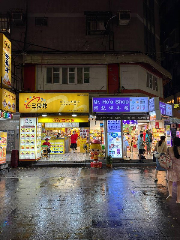 Впечатления первого дня от ТайваняВсем привет, решил сразу написать пока не забылось. Начнем с полета, я не брал платную услугу выбора места, но мне очнеь повезло, мне дали место у окна на первом ряду, причем я был один, и за мной ряд был так же пуст, так что без стеснения разложился и наслаждался полетом, время в полете по маршруту Бангкок - Тайпей занял 4 часа. (7 утра вылет, прилет 12:30 по местному). Разница во времени 1 час.Я со своей распечатанной бумажкой смог воспользоваться приоритетным проходом паспортного контроля для резидентов, что порадовало, уже не турист, приятно. Спросили только есть ли работа в Тайване, я сказал нет, я фрилансер, на этом все, запустили.От аэропорта ходит поезд до центральной станции Тайпея, являющийся частью MRT сети города, очень удобно, 150 ntd(~4.7$), скондиционером, чисто, но сидячие места были все заняты, шел он минут 30. В поезде было тихо, никто не шумел. Но так как я стоял, я не мог толком смотреть на улицу, не приседая, поэтому виды особо не увидел.По приезду вышел из станции в город, у меня все вещи в одном большом чемодане, который взял на японской барахолке, еще на Пхукете, чтобы свою зимнюю и осеннюю куртки и остальные вещи возить с собой, а рюкзак держать пустым. Чтобы не тащить 20 минут его по городу и не разбираться как работают автобусы, взял такси за 90 NTD(2.8$) через Uber, поездка была короткая, потому что довольноя рядом это от центральгой станции. В аэропорту, метро бесплатный вайфай, я без симки успешно добрался до своего Airbnb. А вот в городе можно найти фри вайфай но уже сложнее, я помучался но нашел, сети вроде видит, но многие что-то отказывались работать.К моменту как я добрался до жилища, уже было почти более суток, как я не спал, поэтому я не разбирая чемодан, рюкзак, просто завалился на кровать и вырубился на пару часов. После пробуждения я был очень голодным и хотел пить, в комнате ничего не было, с собой тоже, я не ел ничего с предыдшуего дня. Поэтому решил что пора в город, разобрал чемодан, по сути просто вещи повесил в шкаф, которые уже были на своих наплечниках, а куртки даже не достаю из чемодана, тут пока еще жара.Хотел купить местную симку, вышел из дома, заранее не спланировав маршрут, в итоге час слонялся, в поисках бесплатного рабочего вайфая, в итоге нашел и построил путь до салона оператора связи, их условия мне не понравились, в итоге взял пока Airalo Esim, за 10 баксов на 5гб, после получения местного ID офомрлю нормальную местную симку с лучшими условиями.В общем гулял, смотрел, ел, программу минимум на первый день выполнил, устал, хочу спать, лягу сегодня пораньше и восстаноавлю режим, а завтра поеду куда ниубдь на природу, так как выходной, за ID все равно не скататься, не работает иммиграционный офис. Поел местные паровые Баоцзы(что-то вроде наших манты) и бабл чай, ведь как раз Тайвань его родина.Во мне снова проснулся дух приключений, который полностью затух под конец пребыания в Таиланде, снова все очень интересно и даже хочется снимать фото/видео.Что бросилось в глаза, действительно очень чисто, люди все выглядят как будто у них одинаковый достаток, в Таиланде например очень бросается в глаза разница, человека с деньгами и без, тут как-то все одинаково, это приятно на самом деле. Жизнь кипит, много уличной еды. Так, на сегодня все, отключаюсь, до завтра!Впечатления первого дня от ТайваняВсем привет, решил сразу написать пока не забылось. Начнем с полета, я не брал платную услугу выбора места, но мне очнеь повезло, мне дали место у окна на первом ряду, причем я был один, и за мной ряд был так же пуст, так что без стеснения разложился и наслаждался полетом, время в полете по маршруту Бангкок - Тайпей занял 4 часа. (7 утра вылет, прилет 12:30 по местному). Разница во времени 1 час.Я со своей распечатанной бумажкой смог воспользоваться приоритетным проходом паспортного контроля для резидентов, что порадовало, уже не турист, приятно. Спросили только есть ли работа в Тайване, я сказал нет, я фрилансер, на этом все, запустили.От аэропорта ходит поезд до центральной станции Тайпея, являющийся частью MRT сети города, очень удобно, 150 ntd(~4.7$), скондиционером, чисто, но сидячие места были все заняты, шел он минут 30. В поезде было тихо, никто не шумел. Но так как я стоял, я не мог толком смотреть на улицу, не приседая, поэтому виды особо не увидел.По приезду вышел из станции в город, у меня все вещи в одном большом чемодане, который взял на японской барахолке, еще на Пхукете, чтобы свою зимнюю и осеннюю куртки и остальные вещи возить с собой, а рюкзак держать пустым. Чтобы не тащить 20 минут его по городу и не разбираться как работают автобусы, взял такси за 90 NTD(2.8$) через Uber, поездка была короткая, потому что довольноя рядом это от центральгой станции. В аэропорту, метро бесплатный вайфай, я без симки успешно добрался до своего Airbnb. А вот в городе можно найти фри вайфай но уже сложнее, я помучался но нашел, сети вроде видит, но многие что-то отказывались работать.К моменту как я добрался до жилища, уже было почти более суток, как я не спал, поэтому я не разбирая чемодан, рюкзак, просто завалился на кровать и вырубился на пару часов. После пробуждения я был очень голодным и хотел пить, в комнате ничего не было, с собой тоже, я не ел ничего с предыдшуего дня. Поэтому решил что пора в город, разобрал чемодан, по сути просто вещи повесил в шкаф, которые уже были на своих наплечниках, а куртки даже не достаю из чемодана, тут пока еще жара.Хотел купить местную симку, вышел из дома, заранее не спланировав маршрут, в итоге час слонялся, в поисках бесплатного рабочего вайфая, в итоге нашел и построил путь до салона оператора связи, их условия мне не понравились, в итоге взял пока Airalo Esim, за 10 баксов на 5гб, после получения местного ID офомрлю нормальную местную симку с лучшими условиями.В общем гулял, смотрел, ел, программу минимум на первый день выполнил, устал, хочу спать, лягу сегодня пораньше и восстаноавлю режим, а завтра поеду куда ниубдь на природу, так как выходной, за ID все равно не скататься, не работает иммиграционный офис. Поел местные паровые Баоцзы(что-то вроде наших манты) и бабл чай, ведь как раз Тайвань его родина.Во мне снова проснулся дух приключений, который полностью затух под конец пребыания в Таиланде, снова все очень интересно и даже хочется снимать фото/видео.Что бросилось в глаза, действительно очень чисто, люди все выглядят как будто у них одинаковый достаток, в Таиланде например очень бросается в глаза разница, человека с деньгами и без, тут как-то все одинаково, это приятно на самом деле. Жизнь кипит, много уличной еды. Так, на сегодня все, отключаюсь, до завтра!