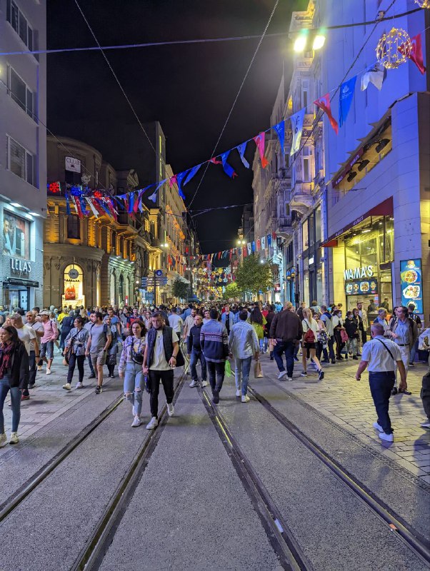 Всем вечерней привет.Завтра уезжаю из Стамбула, куда секрет, но ехать 13 часов на автобусе, выезжаю вечером.Сегодня был день шопинга, завершил образ.Самое главное, что было сделано, это куплен маленькой чемоданчик на колесиках, свою ошибку я больше не совершу, сумка оказалась очень неудобной.На завтра из важных планов до отъезда это встретиться с коллегой за завтраком и понять что из старых вещей оставить, а что выкинуть.Из еды я питаюсь в основном мясом и пью Айран, думаю скоро надоест и тогда уже переключусь на что-то более сбалансированное.Сори, сегодня без котиков, хоть их и было много.Всем вечерней привет.Завтра уезжаю из Стамбула, куда секрет, но ехать 13 часов на автобусе, выезжаю вечером.Сегодня был день шопинга, завершил образ.Самое главное, что было сделано, это куплен маленькой чемоданчик на колесиках, свою ошибку я больше не совершу, сумка оказалась очень неудобной.На завтра из важных планов до отъезда это встретиться с коллегой за завтраком и понять что из старых вещей оставить, а что выкинуть.Из еды я питаюсь в основном мясом и пью Айран, думаю скоро надоест и тогда уже переключусь на что-то более сбалансированное.Сори, сегодня без котиков, хоть их и было много.