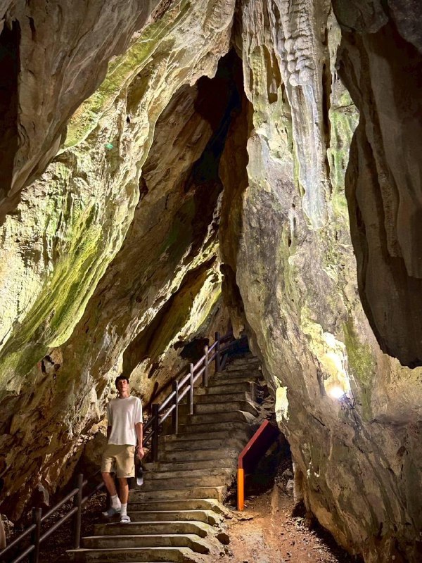 Нихау господа, Ильсур скиталец который уже давно не скиталец, снова на связи. Прошло 2 месяца обучения китайского языка, остался месяц обучения, пойду ли на второй семестр летом еще под большим вопросом, думаю о следующем варианте, за лето самостоятельно повторить весь материал первого семестра в более спокойном режиме и потом уже пойти на новый семестр и на новый уровень, так же  за это время перебраться ближе к универу, а то сейчас езжу каждый день на скутере по 35 минут в одну сторону.Но не будем о скучном, за этого время кроме сломанного мозга от нового языка, я так же приобрел некоторые новые знакомства, как среди других студентов, так и среди местных жителей. Что позволило мне очень сильно обогатить мои знания о местной жизни и о жизни в целом, узнал много местных заведений с едой и стал от этого реже готовить, потому что это действительно вкусно и дешево.У меня пропало всякое стеснение разговаривать на английском, потому что иначе вариантов просто не остается, делаю ошибки, повторяю префразировав, но говорю без толики смущения/стеснения/неуверенности, проще всего разговаривать с носителями, потому что им проще додумывать что я хочу сказать, когда пытаешься объяснить что-то сложное и у них понятное мне произношение, на слух я очень хорошо понимаю все уже давно. Но даже с местными у кого английский не родной часто легко разговаривать, потому что зачастую уровень одинаковый.Так же неделю назад попробовал дейтинг апп, чтобы чуть разнообразить круг общения, пока был один серьезный диалог и несколько встреч по нему, первый раз искупался в море на Тайване благодаря этому знакомству. Пока не загадываю, продолжаем общение.За эти месяцы читаю много стоиков, начал с современников, и углубился к первоисточникам вроде Марка Аврелия, письмам Люцилию и тд. Реально помогате фокусировать на настоящих задачах и ну утопать в мыслях о прошлом и будущем. Так же стал активно намернно больше двигаться, что вероятно тоже положительно повлияло на ментальное состояние, так что учимся активно жить дальше. Потому что какой-то глобальный смысл в жизни так найти и не удалось. Живу в настоящем, наслаждаюсь моментами и делаю от меня зависящее.Не знаю насколько будет интересно вам почитать про моих одноклассников, среди них есть киборг, пилот и инженер морских судов, интересная компания.Остановлюсь на этом, а то иначе меня не остановить, выдам вам книгу, вот поэтому нужно своевременно все рассказывать...P.S. так же купил новый шлем, не та бесплатная каска велосипелная, что шла с байком :)Нихау господа, Ильсур скиталец который уже давно не скиталец, снова на связи. Прошло 2 месяца обучения китайского языка, остался месяц обучения, пойду ли на второй семестр летом еще под большим вопросом, думаю о следующем варианте, за лето самостоятельно повторить весь материал первого семестра в более спокойном режиме и потом уже пойти на новый семестр и на новый уровень, так же  за это время перебраться ближе к универу, а то сейчас езжу каждый день на скутере по 35 минут в одну сторону.Но не будем о скучном, за этого время кроме сломанного мозга от нового языка, я так же приобрел некоторые новые знакомства, как среди других студентов, так и среди местных жителей. Что позволило мне очень сильно обогатить мои знания о местной жизни и о жизни в целом, узнал много местных заведений с едой и стал от этого реже готовить, потому что это действительно вкусно и дешево.У меня пропало всякое стеснение разговаривать на английском, потому что иначе вариантов просто не остается, делаю ошибки, повторяю префразировав, но говорю без толики смущения/стеснения/неуверенности, проще всего разговаривать с носителями, потому что им проще додумывать что я хочу сказать, когда пытаешься объяснить что-то сложное и у них понятное мне произношение, на слух я очень хорошо понимаю все уже давно. Но даже с местными у кого английский не родной часто легко разговаривать, потому что зачастую уровень одинаковый.Так же неделю назад попробовал дейтинг апп, чтобы чуть разнообразить круг общения, пока был один серьезный диалог и несколько встреч по нему, первый раз искупался в море на Тайване благодаря этому знакомству. Пока не загадываю, продолжаем общение.За эти месяцы читаю много стоиков, начал с современников, и углубился к первоисточникам вроде Марка Аврелия, письмам Люцилию и тд. Реально помогате фокусировать на настоящих задачах и ну утопать в мыслях о прошлом и будущем. Так же стал активно намернно больше двигаться, что вероятно тоже положительно повлияло на ментальное состояние, так что учимся активно жить дальше. Потому что какой-то глобальный смысл в жизни так найти и не удалось. Живу в настоящем, наслаждаюсь моментами и делаю от меня зависящее.Не знаю насколько будет интересно вам почитать про моих одноклассников, среди них есть киборг, пилот и инженер морских судов, интересная компания.Остановлюсь на этом, а то иначе меня не остановить, выдам вам книгу, вот поэтому нужно своевременно все рассказывать...P.S. так же купил новый шлем, не та бесплатная каска велосипелная, что шла с байком :)