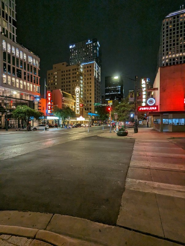 Вчера под вечер съездили в сам Остин, потому что ребята живут за городом, примерно 25 минут на машине, условно как с Инеша до центра Казани.Фенси улочки, кафе, рестораны и бездомные, обязательный атрибут любого американского города, даже в таком республиканском штате как Техас, хоть и не в таком количестве как в ЛА.Погода не одарила красивыми видами заката, ибо было облачно. Но посмотрели как вылетают стаи летучих мышей из под центрального моста, это настоящее событие, собирается много людей. Но было видно плохо, так как было темно уже.Так же поглядели на местный Капитолий.Я до сих пор не знаю где бы я хотел жить, в шумном городе или в спокойном пригороде.Вчера под вечер съездили в сам Остин, потому что ребята живут за городом, примерно 25 минут на машине, условно как с Инеша до центра Казани.Фенси улочки, кафе, рестораны и бездомные, обязательный атрибут любого американского города, даже в таком республиканском штате как Техас, хоть и не в таком количестве как в ЛА.Погода не одарила красивыми видами заката, ибо было облачно. Но посмотрели как вылетают стаи летучих мышей из под центрального моста, это настоящее событие, собирается много людей. Но было видно плохо, так как было темно уже.Так же поглядели на местный Капитолий.Я до сих пор не знаю где бы я хотел жить, в шумном городе или в спокойном пригороде.