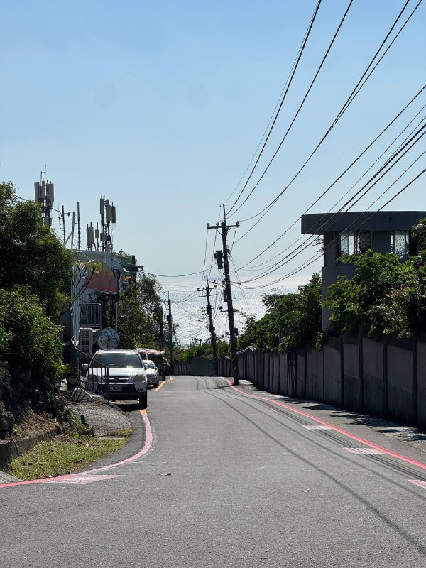 Я решил отбросить размышления о бытие и съездить к океану. Хоть я и придумал что буду глобально делать дальше, но об этом не сегодня.В итоге путь занял около двух часов, большую часть которого я ожидал транспорт. Чтобы добраться я воспользовался метро, затем автобусом, пересел во второй и 20 минут шел до конечной точки.Вывод такой, что нужен свой транспорт, об этом тоже не сегодня.По итогу добрался до океана, смотрел за его гладью, стоя рядом с местными, в итоге со мной заговорил один из них, начав со слов «видишь флаги?», указав на них пальцем, я кивнул, затем он рассказал что это тренируются морские пехотинцы местные, плавают брасом.Хоть и на улице 26 градусов, но на солнце начинает подпекать, поэтому я ушел в лес, и изучил его. Думал посидеть там и написать этот пост, но комары и муравьи не позволили этого сделать, поэтому я был вынужден вернуться к остановке, до следующего обратного автобуса еще минут 40, но остановка хорошо организована, так что тень, вид океана и стул, все что нужно для комфортного ожидания)Еще из интересного, пока ехал на автобусе уже вдоль побережья, я увидел кампусы пары университетов, очень классное местоположение, представьте занятия с видом на океан. Я уже знал об одном из них, так как у них есть курсы китайского и ближайший поток на начало марта, это так, намек. Узнал о нем пару дней назад, из fb группы экспатов, советовали как хорошее место для изучения языка с нуля.Пока так, всем хорошего дня)Я решил отбросить размышления о бытие и съездить к океану. Хоть я и придумал что буду глобально делать дальше, но об этом не сегодня.В итоге путь занял около двух часов, большую часть которого я ожидал транспорт. Чтобы добраться я воспользовался метро, затем автобусом, пересел во второй и 20 минут шел до конечной точки.Вывод такой, что нужен свой транспорт, об этом тоже не сегодня.По итогу добрался до океана, смотрел за его гладью, стоя рядом с местными, в итоге со мной заговорил один из них, начав со слов «видишь флаги?», указав на них пальцем, я кивнул, затем он рассказал что это тренируются морские пехотинцы местные, плавают брасом.Хоть и на улице 26 градусов, но на солнце начинает подпекать, поэтому я ушел в лес, и изучил его. Думал посидеть там и написать этот пост, но комары и муравьи не позволили этого сделать, поэтому я был вынужден вернуться к остановке, до следующего обратного автобуса еще минут 40, но остановка хорошо организована, так что тень, вид океана и стул, все что нужно для комфортного ожидания)Еще из интересного, пока ехал на автобусе уже вдоль побережья, я увидел кампусы пары университетов, очень классное местоположение, представьте занятия с видом на океан. Я уже знал об одном из них, так как у них есть курсы китайского и ближайший поток на начало марта, это так, намек. Узнал о нем пару дней назад, из fb группы экспатов, советовали как хорошее место для изучения языка с нуля.Пока так, всем хорошего дня)