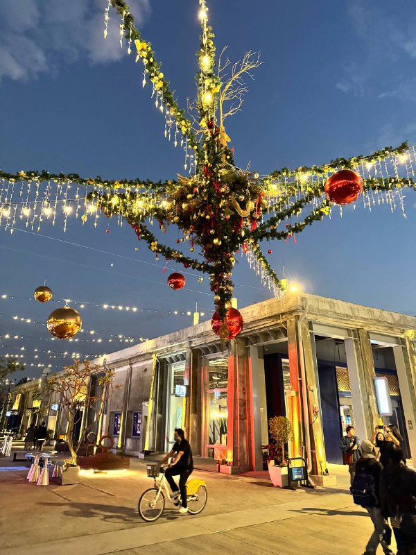 Доброе утро!Пишу вам письмо из Тайваня, снова. Улетел как и планировал первого января, долетел вечером второго, из-за передоза общения за месяц нахождения в России, по приезду не выходил из дома 5 дней, плохо спал и плохо ел. Но снова пришел в себя и успел прогуляться по вечернему Гаосюну, по моему самому любимому и современному району, вблизи порта, покатался на речной прогулочной лодочке, снова местная прописка пригодилась, заплатил 100 NTD (3$) вместо 150 NTD (4.5$), как резидент Гаосюна, так же поснимал чуть видов.Отчет по России: успел решить все документальные вопросы, получил второй загранник, международные права, перевел аттестат с дипломом, отчитался о получении ВНЖ иностранного гос-ва, спасибо Сереге за напоминание. Так же выполнил ряд медицинских задач, почти всех повидал кого хотел, в общем очень плодотворная поездка получилась.Кстати я не упомянул ранее о прохождении границы, а это было самое страшное чего я боялся, что будут кошмарить, а при въезде в Россию он лишь спросил 