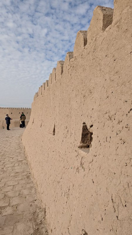 Мой Трип завершился и я в Ташкенте.Итог такой, все исторические места узбекистана в Самарканде, Бухаре и Хиве более менее одинаковые, поэтому скучно было их фотографировать, но есть небольшая подборка из Хивы. Можно посмотреть один раз,  мое мнение такое. Многие здания и стены построены просто из грязи, видно на фотках, ввиду отсутствия осадков почти круглый год, такой проход работает.Но по мере отъезда от столицы и направляясь в Ургенч, замечаешь как народ живёт все более более бедно. Но я познал там поистине широту человеческой души и гостеприимство местных, столько было застолий, за три дня сменили домов 6, и в каждом откармливали, как в последний путь, при том что живут ну очень бедно, в части домов даже туалет на улице.Мой Трип завершился и я в Ташкенте.Итог такой, все исторические места узбекистана в Самарканде, Бухаре и Хиве более менее одинаковые, поэтому скучно было их фотографировать, но есть небольшая подборка из Хивы. Можно посмотреть один раз,  мое мнение такое. Многие здания и стены построены просто из грязи, видно на фотках, ввиду отсутствия осадков почти круглый год, такой проход работает.Но по мере отъезда от столицы и направляясь в Ургенч, замечаешь как народ живёт все более более бедно. Но я познал там поистине широту человеческой души и гостеприимство местных, столько было застолий, за три дня сменили домов 6, и в каждом откармливали, как в последний путь, при том что живут ну очень бедно, в части домов даже туалет на улице.