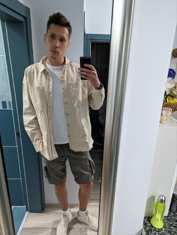 Всем вечерней привет.Завтра уезжаю из Стамбула, куда секрет, но ехать 13 часов на автобусе, выезжаю вечером.Сегодня был день шопинга, завершил образ.Самое главное, что было сделано, это куплен маленькой чемоданчик на колесиках, свою ошибку я больше не совершу, сумка оказалась очень неудобной.На завтра из важных планов до отъезда это встретиться с коллегой за завтраком и понять что из старых вещей оставить, а что выкинуть.Из еды я питаюсь в основном мясом и пью Айран, думаю скоро надоест и тогда уже переключусь на что-то более сбалансированное.Сори, сегодня без котиков, хоть их и было много.Всем вечерней привет.Завтра уезжаю из Стамбула, куда секрет, но ехать 13 часов на автобусе, выезжаю вечером.Сегодня был день шопинга, завершил образ.Самое главное, что было сделано, это куплен маленькой чемоданчик на колесиках, свою ошибку я больше не совершу, сумка оказалась очень неудобной.На завтра из важных планов до отъезда это встретиться с коллегой за завтраком и понять что из старых вещей оставить, а что выкинуть.Из еды я питаюсь в основном мясом и пью Айран, думаю скоро надоест и тогда уже переключусь на что-то более сбалансированное.Сори, сегодня без котиков, хоть их и было много.