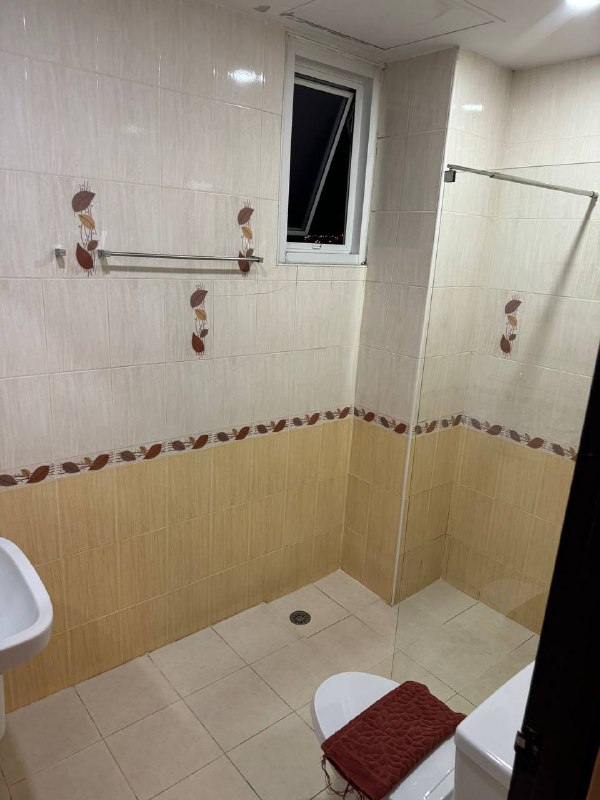 Прямое включение из королевства Таиланд, пока свежи впечатления нужно их зафиксировать.Дорогу перенес легко, кажется привыкаю к долгим перелетам. Так же мне очень повезло, во время долгого первого перелета я сидел один на 2 ряда и предо мной не было кресла, взял место у аварийного выхода.Одна интересная особенность корейских авиалиний, стюардессы перед тем как показывать инструктаж безопасности, проходят через весь салон и здороваются с пассажирами, кивая и приговаривая что-то на корейском много раз, пока идут.Почти все время второго полета я провела во сне, хорошо очень поспал, по ЛА времени как раз. У меня так же был сосед, милый дедушка, который учил как есть местную корейскую еду, я ее забыл сфоткать, так как был сонный. Но там рис, овощи, мясо, все нужно было самому смешать с кунжутным маслом и пастой из перцев, он сказал клади половину, не рискуй парниша. Так же с этим обедом шел бульончик и рисовый пирожок какой-то.Чемодан развалился.Отель рядом с аэропортом прилета, 20$, дорога на их шатле до него 3$.Проезжая по улицам Бангкока, я заметил ряды с уличной едой и на меня нахлынули приятные ностальгические воспоминания с прошлых поездок в Таиланд)Выходя из аэропорта меня накрыл местный влажный воздух со своим специфическим тропическим запахом и теплом, несмотря на то что уже ночь.Пока так!Прямое включение из королевства Таиланд, пока свежи впечатления нужно их зафиксировать.Дорогу перенес легко, кажется привыкаю к долгим перелетам. Так же мне очень повезло, во время долгого первого перелета я сидел один на 2 ряда и предо мной не было кресла, взял место у аварийного выхода.Одна интересная особенность корейских авиалиний, стюардессы перед тем как показывать инструктаж безопасности, проходят через весь салон и здороваются с пассажирами, кивая и приговаривая что-то на корейском много раз, пока идут.Почти все время второго полета я провела во сне, хорошо очень поспал, по ЛА времени как раз. У меня так же был сосед, милый дедушка, который учил как есть местную корейскую еду, я ее забыл сфоткать, так как был сонный. Но там рис, овощи, мясо, все нужно было самому смешать с кунжутным маслом и пастой из перцев, он сказал клади половину, не рискуй парниша. Так же с этим обедом шел бульончик и рисовый пирожок какой-то.Чемодан развалился.Отель рядом с аэропортом прилета, 20$, дорога на их шатле до него 3$.Проезжая по улицам Бангкока, я заметил ряды с уличной едой и на меня нахлынули приятные ностальгические воспоминания с прошлых поездок в Таиланд)Выходя из аэропорта меня накрыл местный влажный воздух со своим специфическим тропическим запахом и теплом, несмотря на то что уже ночь.Пока так!