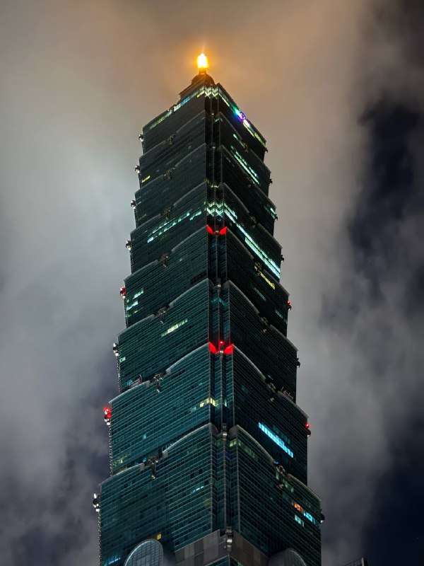 Добрый вечер!Краткие новости, получил местный id, сходили на короткую хайк тропу возле знаменитой башни Taipei 101, ранее она была самой высокой в мире, но сейчас вроде третья. Восхождение занимает всего 30 минут, но это лестница в направление вверх, к вершине футболка была почти насквозь мокрая, тут все еще очень жарко, надежда на октябрь, должно стать комфортно.После похода зашли в местную дешевую лапшичную, вкусно, дешево поели. Нужно чаще в такие места ходить.Так же узнаю от местных больше нюансов жизни тут, и хочу все же попробовать пожить в хостеле, со мной поделились положительным опытом, в качестве аргумента что можно познакомиться с новыми людьми. А это был мой главный аргумент за продолжение моих скитаний, научится заводить знакомства с новыми людьми. Что пока тяжело для затворника по жизни. Но буду меняться.На завтра план получить местную симку и открыть местный банк, затем по музеям и тд.До завтра!Добрый вечер!Краткие новости, получил местный id, сходили на короткую хайк тропу возле знаменитой башни Taipei 101, ранее она была самой высокой в мире, но сейчас вроде третья. Восхождение занимает всего 30 минут, но это лестница в направление вверх, к вершине футболка была почти насквозь мокрая, тут все еще очень жарко, надежда на октябрь, должно стать комфортно.После похода зашли в местную дешевую лапшичную, вкусно, дешево поели. Нужно чаще в такие места ходить.Так же узнаю от местных больше нюансов жизни тут, и хочу все же попробовать пожить в хостеле, со мной поделились положительным опытом, в качестве аргумента что можно познакомиться с новыми людьми. А это был мой главный аргумент за продолжение моих скитаний, научится заводить знакомства с новыми людьми. Что пока тяжело для затворника по жизни. Но буду меняться.На завтра план получить местную симку и открыть местный банк, затем по музеям и тд.До завтра!