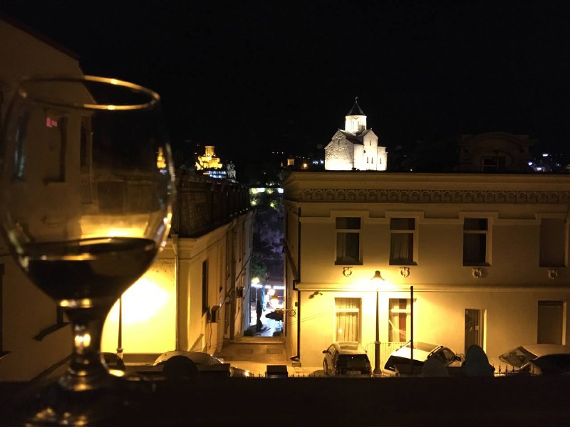 На этом я обрываю свою трансляцию. Вечер прошёл хорошо, встретился с ребятами, проводил их до номера и распили ещё по бокалу вина с классным видом. Не ожидал такого от вина, но то что мы пили вчера, мой личный топ. Сегодня в ресторане норм, в бутылке что купили в магазине уже не очень. Еще узнал что тут легализовано употребление травяных сборов, я ни на что не намекаю, но может что-то сообщу позже.