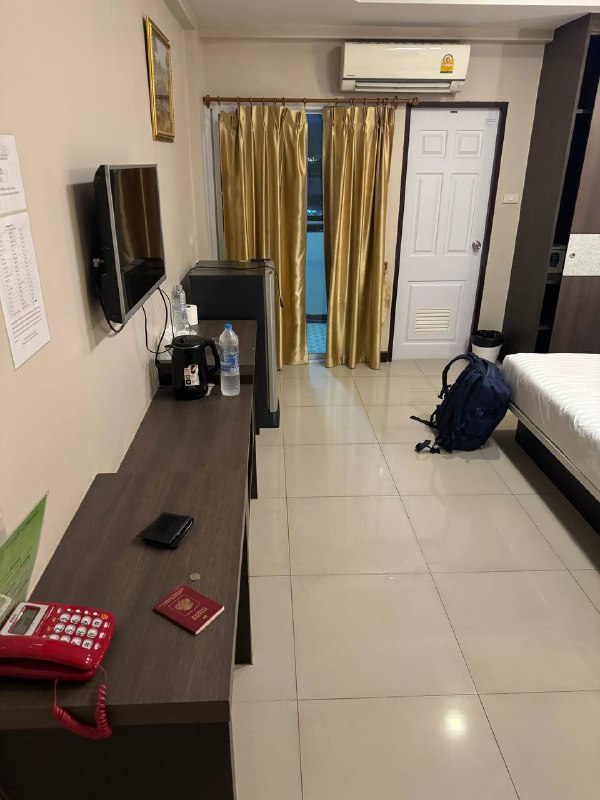 Прямое включение из королевства Таиланд, пока свежи впечатления нужно их зафиксировать.Дорогу перенес легко, кажется привыкаю к долгим перелетам. Так же мне очень повезло, во время долгого первого перелета я сидел один на 2 ряда и предо мной не было кресла, взял место у аварийного выхода.Одна интересная особенность корейских авиалиний, стюардессы перед тем как показывать инструктаж безопасности, проходят через весь салон и здороваются с пассажирами, кивая и приговаривая что-то на корейском много раз, пока идут.Почти все время второго полета я провела во сне, хорошо очень поспал, по ЛА времени как раз. У меня так же был сосед, милый дедушка, который учил как есть местную корейскую еду, я ее забыл сфоткать, так как был сонный. Но там рис, овощи, мясо, все нужно было самому смешать с кунжутным маслом и пастой из перцев, он сказал клади половину, не рискуй парниша. Так же с этим обедом шел бульончик и рисовый пирожок какой-то.Чемодан развалился.Отель рядом с аэропортом прилета, 20$, дорога на их шатле до него 3$.Проезжая по улицам Бангкока, я заметил ряды с уличной едой и на меня нахлынули приятные ностальгические воспоминания с прошлых поездок в Таиланд)Выходя из аэропорта меня накрыл местный влажный воздух со своим специфическим тропическим запахом и теплом, несмотря на то что уже ночь.Пока так!Прямое включение из королевства Таиланд, пока свежи впечатления нужно их зафиксировать.Дорогу перенес легко, кажется привыкаю к долгим перелетам. Так же мне очень повезло, во время долгого первого перелета я сидел один на 2 ряда и предо мной не было кресла, взял место у аварийного выхода.Одна интересная особенность корейских авиалиний, стюардессы перед тем как показывать инструктаж безопасности, проходят через весь салон и здороваются с пассажирами, кивая и приговаривая что-то на корейском много раз, пока идут.Почти все время второго полета я провела во сне, хорошо очень поспал, по ЛА времени как раз. У меня так же был сосед, милый дедушка, который учил как есть местную корейскую еду, я ее забыл сфоткать, так как был сонный. Но там рис, овощи, мясо, все нужно было самому смешать с кунжутным маслом и пастой из перцев, он сказал клади половину, не рискуй парниша. Так же с этим обедом шел бульончик и рисовый пирожок какой-то.Чемодан развалился.Отель рядом с аэропортом прилета, 20$, дорога на их шатле до него 3$.Проезжая по улицам Бангкока, я заметил ряды с уличной едой и на меня нахлынули приятные ностальгические воспоминания с прошлых поездок в Таиланд)Выходя из аэропорта меня накрыл местный влажный воздух со своим специфическим тропическим запахом и теплом, несмотря на то что уже ночь.Пока так!