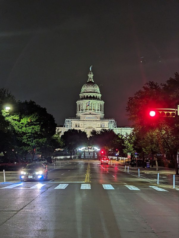 Вчера под вечер съездили в сам Остин, потому что ребята живут за городом, примерно 25 минут на машине, условно как с Инеша до центра Казани.Фенси улочки, кафе, рестораны и бездомные, обязательный атрибут любого американского города, даже в таком республиканском штате как Техас, хоть и не в таком количестве как в ЛА.Погода не одарила красивыми видами заката, ибо было облачно. Но посмотрели как вылетают стаи летучих мышей из под центрального моста, это настоящее событие, собирается много людей. Но было видно плохо, так как было темно уже.Так же поглядели на местный Капитолий.Я до сих пор не знаю где бы я хотел жить, в шумном городе или в спокойном пригороде.Вчера под вечер съездили в сам Остин, потому что ребята живут за городом, примерно 25 минут на машине, условно как с Инеша до центра Казани.Фенси улочки, кафе, рестораны и бездомные, обязательный атрибут любого американского города, даже в таком республиканском штате как Техас, хоть и не в таком количестве как в ЛА.Погода не одарила красивыми видами заката, ибо было облачно. Но посмотрели как вылетают стаи летучих мышей из под центрального моста, это настоящее событие, собирается много людей. Но было видно плохо, так как было темно уже.Так же поглядели на местный Капитолий.Я до сих пор не знаю где бы я хотел жить, в шумном городе или в спокойном пригороде.