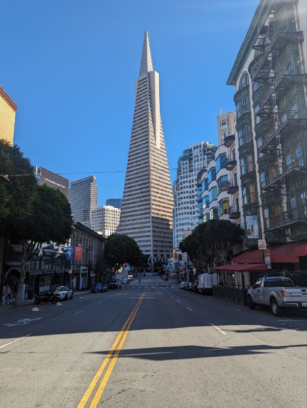 В общем первый день гуляний в процессе, уже масса впечатлений, город очень прикольный за счёт перепадов высот, но ходить конечно устаешь, но благо всегда можно остановиться и почилить в тени.Хоть у нас и тачка не неделю, по самому городу я решил передвигаться общественным транспортом и больше ходить, так дешевле и не паришься о парковках и более мобильный, уже опробовал автобус и метро, пока все цивильно, правда в метро накурено и сигаретами и травой.По поводу выбора, я после двух дней размышлений пока склоняюсь к варианту активной подготовки к собеседованиям, порешать leet code, вылизать резюме, потренироваться во всех аспектах, глобально ничего от этого не теряю, а приобрету лишь опыт, и это будет лучше если я все же найду новую работу и после пару месяцев, приму уже осознанное решение об уезде и взятие gap year, если все таки нужно будет. А так очень хочется посмотреть на процессы работы в больших компаниях, поэтому пока так ;)Ну в крайнем случае gap year устрою если ничего не успею найти за 3 месяца и уеду в чиповую страну.В общем первый день гуляний в процессе, уже масса впечатлений, город очень прикольный за счёт перепадов высот, но ходить конечно устаешь, но благо всегда можно остановиться и почилить в тени.Хоть у нас и тачка не неделю, по самому городу я решил передвигаться общественным транспортом и больше ходить, так дешевле и не паришься о парковках и более мобильный, уже опробовал автобус и метро, пока все цивильно, правда в метро накурено и сигаретами и травой.По поводу выбора, я после двух дней размышлений пока склоняюсь к варианту активной подготовки к собеседованиям, порешать leet code, вылизать резюме, потренироваться во всех аспектах, глобально ничего от этого не теряю, а приобрету лишь опыт, и это будет лучше если я все же найду новую работу и после пару месяцев, приму уже осознанное решение об уезде и взятие gap year, если все таки нужно будет. А так очень хочется посмотреть на процессы работы в больших компаниях, поэтому пока так ;)Ну в крайнем случае gap year устрою если ничего не успею найти за 3 месяца и уеду в чиповую страну.