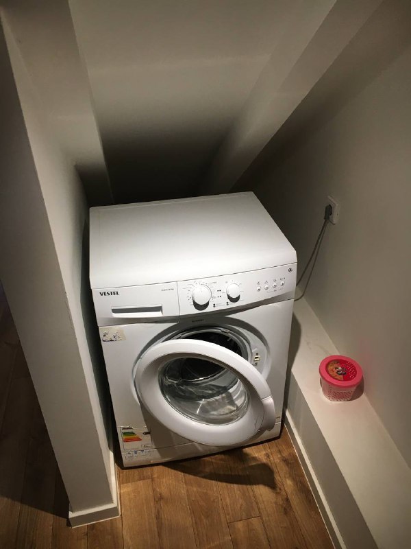 Хата из аирбнб, за 38 $ в сутки, снята только на неделю, ради расположения, но помещение раньше было явно нежилое, рядом обычный подъезд, а в неё отдельная дверь. На фото на аирбнб была лучше, а вид во двор тут максимально грустный, на внутреннюю асфальтную парковку многоэтажки.Хата из аирбнб, за 38 $ в сутки, снята только на неделю, ради расположения, но помещение раньше было явно нежилое, рядом обычный подъезд, а в неё отдельная дверь. На фото на аирбнб была лучше, а вид во двор тут максимально грустный, на внутреннюю асфальтную парковку многоэтажки.