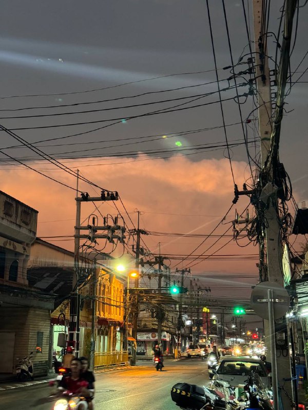 Доброе утро! Выдалась минутка подумать. Из-за того что сегодня нужно съезжать, а на долгосрок так и не нашел что снимать, нахожусь в активном поиске, поэтому ощущаю себя немного беззащитным, видимо так влияет базовая потребность человека в жилище. Это не проблема, просто ощущение, уверен все найдется, просто хочется найти что-то хорошее и по низкой цене.А так все предыдущие дни куда-то катался, что-то смотрел и ел. Удалось даже посетить местную забегаловку со звездой Мишлен, в Пхукет тауне, где поели на троих на 20 долларов, было много не удалось доесть.Привык к местному движению на дорогах. Останавливал гаишник, но так как у меня есть российские права с А категорией то отпустил и попросил в следующий раз приезжать с международными.Похайкали по тропам местным, конечно обустроены они совсем не как в штатах, но ходить можно.Есть опция питаться очень дешево. Из интересных отличий от штатов, минимаркеты 7/11 и фастфуд McDonald’s пришли сюда из США, но тут это приличные места, а в Штатах гадюшники. Особенно 7/11, тут это очень чистое место где всегда хорошо пахнет, а в штатах место обитания бездомных с грязью вокруг. Так же тут много чего продают в маленьких пачках по адекватным ценам, в штатах обычно все в больших пачках или по сетам. А по штучно дорого.Как-то так пока. Фоток делаю мало, так как обычно кругом много людей, а я не могу себе пока позволить делать фотографии без согласия.Доброе утро! Выдалась минутка подумать. Из-за того что сегодня нужно съезжать, а на долгосрок так и не нашел что снимать, нахожусь в активном поиске, поэтому ощущаю себя немного беззащитным, видимо так влияет базовая потребность человека в жилище. Это не проблема, просто ощущение, уверен все найдется, просто хочется найти что-то хорошее и по низкой цене.А так все предыдущие дни куда-то катался, что-то смотрел и ел. Удалось даже посетить местную забегаловку со звездой Мишлен, в Пхукет тауне, где поели на троих на 20 долларов, было много не удалось доесть.Привык к местному движению на дорогах. Останавливал гаишник, но так как у меня есть российские права с А категорией то отпустил и попросил в следующий раз приезжать с международными.Похайкали по тропам местным, конечно обустроены они совсем не как в штатах, но ходить можно.Есть опция питаться очень дешево. Из интересных отличий от штатов, минимаркеты 7/11 и фастфуд McDonald’s пришли сюда из США, но тут это приличные места, а в Штатах гадюшники. Особенно 7/11, тут это очень чистое место где всегда хорошо пахнет, а в штатах место обитания бездомных с грязью вокруг. Так же тут много чего продают в маленьких пачках по адекватным ценам, в штатах обычно все в больших пачках или по сетам. А по штучно дорого.Как-то так пока. Фоток делаю мало, так как обычно кругом много людей, а я не могу себе пока позволить делать фотографии без согласия.