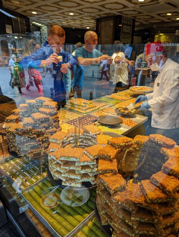 Всем вечерней привет.Завтра уезжаю из Стамбула, куда секрет, но ехать 13 часов на автобусе, выезжаю вечером.Сегодня был день шопинга, завершил образ.Самое главное, что было сделано, это куплен маленькой чемоданчик на колесиках, свою ошибку я больше не совершу, сумка оказалась очень неудобной.На завтра из важных планов до отъезда это встретиться с коллегой за завтраком и понять что из старых вещей оставить, а что выкинуть.Из еды я питаюсь в основном мясом и пью Айран, думаю скоро надоест и тогда уже переключусь на что-то более сбалансированное.Сори, сегодня без котиков, хоть их и было много.Всем вечерней привет.Завтра уезжаю из Стамбула, куда секрет, но ехать 13 часов на автобусе, выезжаю вечером.Сегодня был день шопинга, завершил образ.Самое главное, что было сделано, это куплен маленькой чемоданчик на колесиках, свою ошибку я больше не совершу, сумка оказалась очень неудобной.На завтра из важных планов до отъезда это встретиться с коллегой за завтраком и понять что из старых вещей оставить, а что выкинуть.Из еды я питаюсь в основном мясом и пью Айран, думаю скоро надоест и тогда уже переключусь на что-то более сбалансированное.Сори, сегодня без котиков, хоть их и было много.