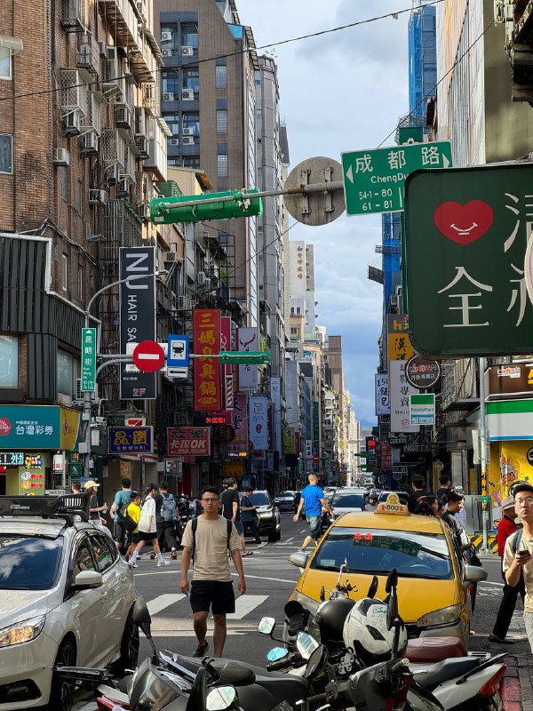 Всем привет, все еще мало фоток, но завтра будет больше, скоро узнаете почему.А так что-то меня отключило и спал до 2х дня, так как выходной, решил просто гулять, потом в тайваньском тг чатике кто-то позвал собраться и вот к 17 нас было уже четверо. Помимо меня это: 21 летняя девушка которая замужем за Тайванцем, 25 летний парень живущий тут уже много лет, владеющий разговорным китайским, и молодой 21 летний парниша из Москвы приехавший на стипендию для изучения языка.Гуляли, общались, ели. Как вы уже поняли двое уже старожилы, из которых один парниша только приехал, интересно было узнать что ему дали местную стипендию для изучения языка на год, даже не обучение в универе, просто изучение языка. Так что такие варианты тут тоже есть.На завтра из дел получить местный ID, а так же собираемся почти той же группой на закатный хайкинг, поглядеть на город и заварить пуерчика на горе, пока не местного, чувак с Москвы все свое))Купил местную универсальную карту/проездной EasyCard, которую принимают почти везде,  помимо транспорта так же в некоторых магазинах.Пока все что могу рассказать. А так общаюсь, собираю мнения чтобы понять где мне задерживаться надолго, в столице, либо ехать в другой город.Всем привет, все еще мало фоток, но завтра будет больше, скоро узнаете почему.А так что-то меня отключило и спал до 2х дня, так как выходной, решил просто гулять, потом в тайваньском тг чатике кто-то позвал собраться и вот к 17 нас было уже четверо. Помимо меня это: 21 летняя девушка которая замужем за Тайванцем, 25 летний парень живущий тут уже много лет, владеющий разговорным китайским, и молодой 21 летний парниша из Москвы приехавший на стипендию для изучения языка.Гуляли, общались, ели. Как вы уже поняли двое уже старожилы, из которых один парниша только приехал, интересно было узнать что ему дали местную стипендию для изучения языка на год, даже не обучение в универе, просто изучение языка. Так что такие варианты тут тоже есть.На завтра из дел получить местный ID, а так же собираемся почти той же группой на закатный хайкинг, поглядеть на город и заварить пуерчика на горе, пока не местного, чувак с Москвы все свое))Купил местную универсальную карту/проездной EasyCard, которую принимают почти везде,  помимо транспорта так же в некоторых магазинах.Пока все что могу рассказать. А так общаюсь, собираю мнения чтобы понять где мне задерживаться надолго, в столице, либо ехать в другой город.