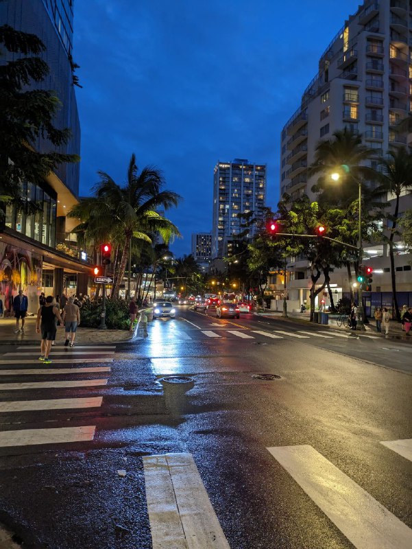 В общем как отгадали в комментах, я прилетел на Гавайи, на остров Оаху, город Гонолулу.Он меня встретил дождем, заселился в хостел, и сразу ушел, до сих пор гуляю. Хостел конечно хардкор, отвык от такого, но персонал дружелюбный. Буду стараться только ночевать там и исчезать на просторах острова.Из того что уже мне очень нравится это еда, много свежей вкусной рыбы, поке с тунцом и голубым марлином великолепен!!! Ну и огромное количество зелен, и не душно. Хорошая погода, но я ещё солнце не застал.Так же тут очень много японцев, как туристов, так и постоянных жителей, исторически сложилось.В дождливую серость город грустный, вечером с огнями повеселее, нужно обязательно спланировать поездку на природу, более дикие места.Так же приличное число бездомных, с очень очень едким запахом, ты проходишь и за 5 метров ощущаешь крайне неприятный запах.В целом впечатления пока неоднозначные, но думаю тут наложилось, грустный хостел и дождь. Поселился бы в каком-нибудь хилтоне, ощущалось бы повеселее))В море пока не покупался, надеюсь завтра, нужно лишь купить сланцы.Сижу пробую местное пиво, пока все. Отчёт закончен!В общем как отгадали в комментах, я прилетел на Гавайи, на остров Оаху, город Гонолулу.Он меня встретил дождем, заселился в хостел, и сразу ушел, до сих пор гуляю. Хостел конечно хардкор, отвык от такого, но персонал дружелюбный. Буду стараться только ночевать там и исчезать на просторах острова.Из того что уже мне очень нравится это еда, много свежей вкусной рыбы, поке с тунцом и голубым марлином великолепен!!! Ну и огромное количество зелен, и не душно. Хорошая погода, но я ещё солнце не застал.Так же тут очень много японцев, как туристов, так и постоянных жителей, исторически сложилось.В дождливую серость город грустный, вечером с огнями повеселее, нужно обязательно спланировать поездку на природу, более дикие места.Так же приличное число бездомных, с очень очень едким запахом, ты проходишь и за 5 метров ощущаешь крайне неприятный запах.В целом впечатления пока неоднозначные, но думаю тут наложилось, грустный хостел и дождь. Поселился бы в каком-нибудь хилтоне, ощущалось бы повеселее))В море пока не покупался, надеюсь завтра, нужно лишь купить сланцы.Сижу пробую местное пиво, пока все. Отчёт закончен!