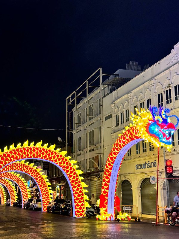 Всем привет, я снова выхожу на связь и врываюсь с обещанным румтуром. Причина моего отсутствия это борьба с собой, со своими зависимостями, уходил запойно в сериалы и игры(установил Зельду на мак через симулятор). По сути я и раньше им поддавался, но в жизни были различные обязательства перед другие, которые нельзя было игнорировать и как-то естественно удавалось менять деятельность, а в состоянии когда ты можешь себе позволить ничего не делать и существовать это оказалось для меня сложнее, поэтому я уходил от реальности как только мог и в этот момент терялся смысл что либо делать. Но благо я вроде осознал как с этим работать и вышел из этого круговорота, про это детальнее ещё распишу позже.А сейчас про быт, если помните я снимал в первый месяц байк за 7500 бат, после снял уже скромный Honda Scoopy за 3000 бат в месяц.Нашел где покупать вкусный хлеб на закваске и вернулся к привычному завтраку, сам готовлю.Поправка к видео, купил сам в квартиру:1) Новое кресло из Икеи Маркус, у меня в России такое же. (4999 бат). Я сначала решил сэкономить, купил за 1200 бат кресло с Лазады(местный маркетплейс, но он у меня развалился через неделю, фото имеется)2) Блендер и Пылесос Б/У на Фейсбук маркетплейс за 1000 бат.3) Плед на диван из Икеи, не помню цену.4) по мелочи ещё, сковородку, полотенца, тряпки.Траты на жилье:1) Аренда кв 12000 бат (330$)2) Свет вышел 1430 бат(39$) при условии что кондёр почти всегда работал в дневное время.3) Вода 245 бат (6$)Киловатт электроэнергии стоит 4 бата в моем Кондо. Основной расход конечно от кондиционера, при желании можно экономить на нем, купив вентилятор и помощнее, но я не хочу.Пока так, всем хорошего дня, а кому и вечера !Всем привет, я снова выхожу на связь и врываюсь с обещанным румтуром. Причина моего отсутствия это борьба с собой, со своими зависимостями, уходил запойно в сериалы и игры(установил Зельду на мак через симулятор). По сути я и раньше им поддавался, но в жизни были различные обязательства перед другие, которые нельзя было игнорировать и как-то естественно удавалось менять деятельность, а в состоянии когда ты можешь себе позволить ничего не делать и существовать это оказалось для меня сложнее, поэтому я уходил от реальности как только мог и в этот момент терялся смысл что либо делать. Но благо я вроде осознал как с этим работать и вышел из этого круговорота, про это детальнее ещё распишу позже.А сейчас про быт, если помните я снимал в первый месяц байк за 7500 бат, после снял уже скромный Honda Scoopy за 3000 бат в месяц.Нашел где покупать вкусный хлеб на закваске и вернулся к привычному завтраку, сам готовлю.Поправка к видео, купил сам в квартиру:1) Новое кресло из Икеи Маркус, у меня в России такое же. (4999 бат). Я сначала решил сэкономить, купил за 1200 бат кресло с Лазады(местный маркетплейс, но он у меня развалился через неделю, фото имеется)2) Блендер и Пылесос Б/У на Фейсбук маркетплейс за 1000 бат.3) Плед на диван из Икеи, не помню цену.4) по мелочи ещё, сковородку, полотенца, тряпки.Траты на жилье:1) Аренда кв 12000 бат (330$)2) Свет вышел 1430 бат(39$) при условии что кондёр почти всегда работал в дневное время.3) Вода 245 бат (6$)Киловатт электроэнергии стоит 4 бата в моем Кондо. Основной расход конечно от кондиционера, при желании можно экономить на нем, купив вентилятор и помощнее, но я не хочу.Пока так, всем хорошего дня, а кому и вечера !