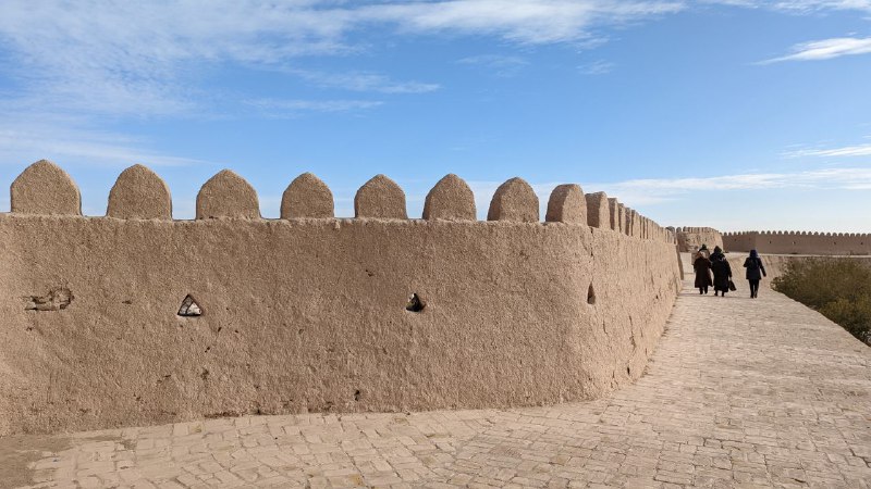 Мой Трип завершился и я в Ташкенте.Итог такой, все исторические места узбекистана в Самарканде, Бухаре и Хиве более менее одинаковые, поэтому скучно было их фотографировать, но есть небольшая подборка из Хивы. Можно посмотреть один раз,  мое мнение такое. Многие здания и стены построены просто из грязи, видно на фотках, ввиду отсутствия осадков почти круглый год, такой проход работает.Но по мере отъезда от столицы и направляясь в Ургенч, замечаешь как народ живёт все более более бедно. Но я познал там поистине широту человеческой души и гостеприимство местных, столько было застолий, за три дня сменили домов 6, и в каждом откармливали, как в последний путь, при том что живут ну очень бедно, в части домов даже туалет на улице.Мой Трип завершился и я в Ташкенте.Итог такой, все исторические места узбекистана в Самарканде, Бухаре и Хиве более менее одинаковые, поэтому скучно было их фотографировать, но есть небольшая подборка из Хивы. Можно посмотреть один раз,  мое мнение такое. Многие здания и стены построены просто из грязи, видно на фотках, ввиду отсутствия осадков почти круглый год, такой проход работает.Но по мере отъезда от столицы и направляясь в Ургенч, замечаешь как народ живёт все более более бедно. Но я познал там поистине широту человеческой души и гостеприимство местных, столько было застолий, за три дня сменили домов 6, и в каждом откармливали, как в последний путь, при том что живут ну очень бедно, в части домов даже туалет на улице.