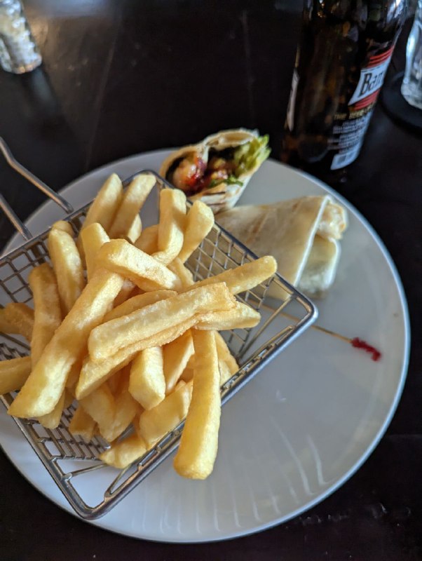 Ещё немного кадров, в общем пока все.Цены, все очень дорого, продукты, сервис, такси.Отели вообще заоблачные.Airbnb мне обошёлся в 60 долларов сутки, и на фоне всех остальных вариантов это ещё более менее.В КФС комбо обед стоит 13 долларов. По продуктам пока мало что могу сказать, позже расскажу.В баре посидел вчера, выпил 2 бутылки местного пива, ролл с креветками, фри, брауни, капучино и все это обошлось в 43 доллара, включая 15 процентов чаевых.10 минут на такси из аэропорта обошлось в 12 долларов.Принимают карту, пока везде где был. Один местный доллар равен ровно половине доллару США.Пытался плавать сегодня с утра, очень сильные волны, так что не рисковал заходить очень глубоко, только где доставал ногами, в целом весело попрыгал на волнах, от дома до пляжа по прямой 7 минут пешком.p.s. все цены указаны уже в us долларах.Ещё немного кадров, в общем пока все.Цены, все очень дорого, продукты, сервис, такси.Отели вообще заоблачные.Airbnb мне обошёлся в 60 долларов сутки, и на фоне всех остальных вариантов это ещё более менее.В КФС комбо обед стоит 13 долларов. По продуктам пока мало что могу сказать, позже расскажу.В баре посидел вчера, выпил 2 бутылки местного пива, ролл с креветками, фри, брауни, капучино и все это обошлось в 43 доллара, включая 15 процентов чаевых.10 минут на такси из аэропорта обошлось в 12 долларов.Принимают карту, пока везде где был. Один местный доллар равен ровно половине доллару США.Пытался плавать сегодня с утра, очень сильные волны, так что не рисковал заходить очень глубоко, только где доставал ногами, в целом весело попрыгал на волнах, от дома до пляжа по прямой 7 минут пешком.p.s. все цены указаны уже в us долларах.