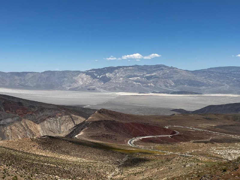 А на третий день мы направились в сторону дома посетив Долину смерти, дорога была долгой но интересной, получил от дорожного путешествия именно то что и хотел: очень красивые виды и уверенность от вождения, можно идти сдавать теорию)Суммарно наш маршрут занял примерно 1600км за 2 дня, я был все время за рулём, очень легко перенес, так как хорошие дороги, адекватное вождения и машина была современная и удобная. Ещё из интересного, что природа так сильно менялась в рамках одного штата, от лугов до пустынь и гор со снегом, великолепно.Эта поездка стала доказательством необходимости машины и возможно после окончания срока аренды в этом месте я возьму тачку и поеду в Трип по стране, останавливаясь в разных местах на разное время без долгосрочной аренды.Все заявления про то что в стране очень развитая инфраструктура для внутреннего туризма абсолютная правда.Всем хорошего дня)А на третий день мы направились в сторону дома посетив Долину смерти, дорога была долгой но интересной, получил от дорожного путешествия именно то что и хотел: очень красивые виды и уверенность от вождения, можно идти сдавать теорию)Суммарно наш маршрут занял примерно 1600км за 2 дня, я был все время за рулём, очень легко перенес, так как хорошие дороги, адекватное вождения и машина была современная и удобная. Ещё из интересного, что природа так сильно менялась в рамках одного штата, от лугов до пустынь и гор со снегом, великолепно.Эта поездка стала доказательством необходимости машины и возможно после окончания срока аренды в этом месте я возьму тачку и поеду в Трип по стране, останавливаясь в разных местах на разное время без долгосрочной аренды.Все заявления про то что в стране очень развитая инфраструктура для внутреннего туризма абсолютная правда.Всем хорошего дня)