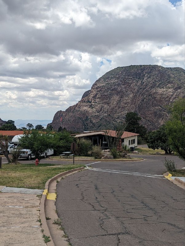 В общем завершился наш Трип в нац парке Big bend, уже катим обратно.Понял что в последнем кружочке ничего не слышно, ибо на горе был сильный ветер, поэтому опишу что происходило текстом. Но эмоции в тот момент хотелось передать сразу и к тому же на пике словил интернет, хотя в округе его не было)В общем поднялись на пик высотой 2.5км, длина маршрута 8км в одну сторону, нам очень повезло что в процессе подъёма пошел дождь и знатно так освежил нас и дальнейшим путь прошел в состоянии свежести и приятной прохлады, напомню на минуточку что мы в пустыне.Так же немного фоточек и склеенные видео, для удобства просмотра, в целом все было круто, Трип удался, я считаю)В общем завершился наш Трип в нац парке Big bend, уже катим обратно.Понял что в последнем кружочке ничего не слышно, ибо на горе был сильный ветер, поэтому опишу что происходило текстом. Но эмоции в тот момент хотелось передать сразу и к тому же на пике словил интернет, хотя в округе его не было)В общем поднялись на пик высотой 2.5км, длина маршрута 8км в одну сторону, нам очень повезло что в процессе подъёма пошел дождь и знатно так освежил нас и дальнейшим путь прошел в состоянии свежести и приятной прохлады, напомню на минуточку что мы в пустыне.Так же немного фоточек и склеенные видео, для удобства просмотра, в целом все было круто, Трип удался, я считаю)