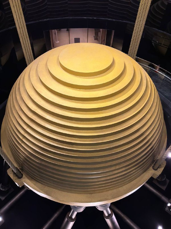 Добрый вечер! Сегодня был еще один насыщенный день.Местную симку не дали без контракта на жилье, предлагали только туристическую, ну ладно, сделаю позже, в банк даже ходить не стал без местного номера, тем более это несрочно.Посетил мемориал первого президента Тайваня Чан Кайши, и поднялся на башню Taipei 101. Подьем стоит 600 NTD (~20$), но мне, неожиданно, он обошелся в 420 NTD, как держателю карточки резидента. Приятно. Хоть и была неясная погода, но было приятно позалипать на закат. Тут очень рано темнеет, в 6:30 уже темно. Им по хорошему еще докинуть час к текущему времени.Я пока не нарадуюсь гулябельностью города и общественным транспортом, после США и Таиланда, это какое-то чудо, каждый день, не замечая, прохожу по 15к шагов. Пока до всех точек доезжал на метро. В планах еще затестить междугородние поезда.На сегодня пока все, нужно определиться с долгосрочным жильем, до завтра!Добрый вечер! Сегодня был еще один насыщенный день.Местную симку не дали без контракта на жилье, предлагали только туристическую, ну ладно, сделаю позже, в банк даже ходить не стал без местного номера, тем более это несрочно.Посетил мемориал первого президента Тайваня Чан Кайши, и поднялся на башню Taipei 101. Подьем стоит 600 NTD (~20$), но мне, неожиданно, он обошелся в 420 NTD, как держателю карточки резидента. Приятно. Хоть и была неясная погода, но было приятно позалипать на закат. Тут очень рано темнеет, в 6:30 уже темно. Им по хорошему еще докинуть час к текущему времени.Я пока не нарадуюсь гулябельностью города и общественным транспортом, после США и Таиланда, это какое-то чудо, каждый день, не замечая, прохожу по 15к шагов. Пока до всех точек доезжал на метро. В планах еще затестить междугородние поезда.На сегодня пока все, нужно определиться с долгосрочным жильем, до завтра!